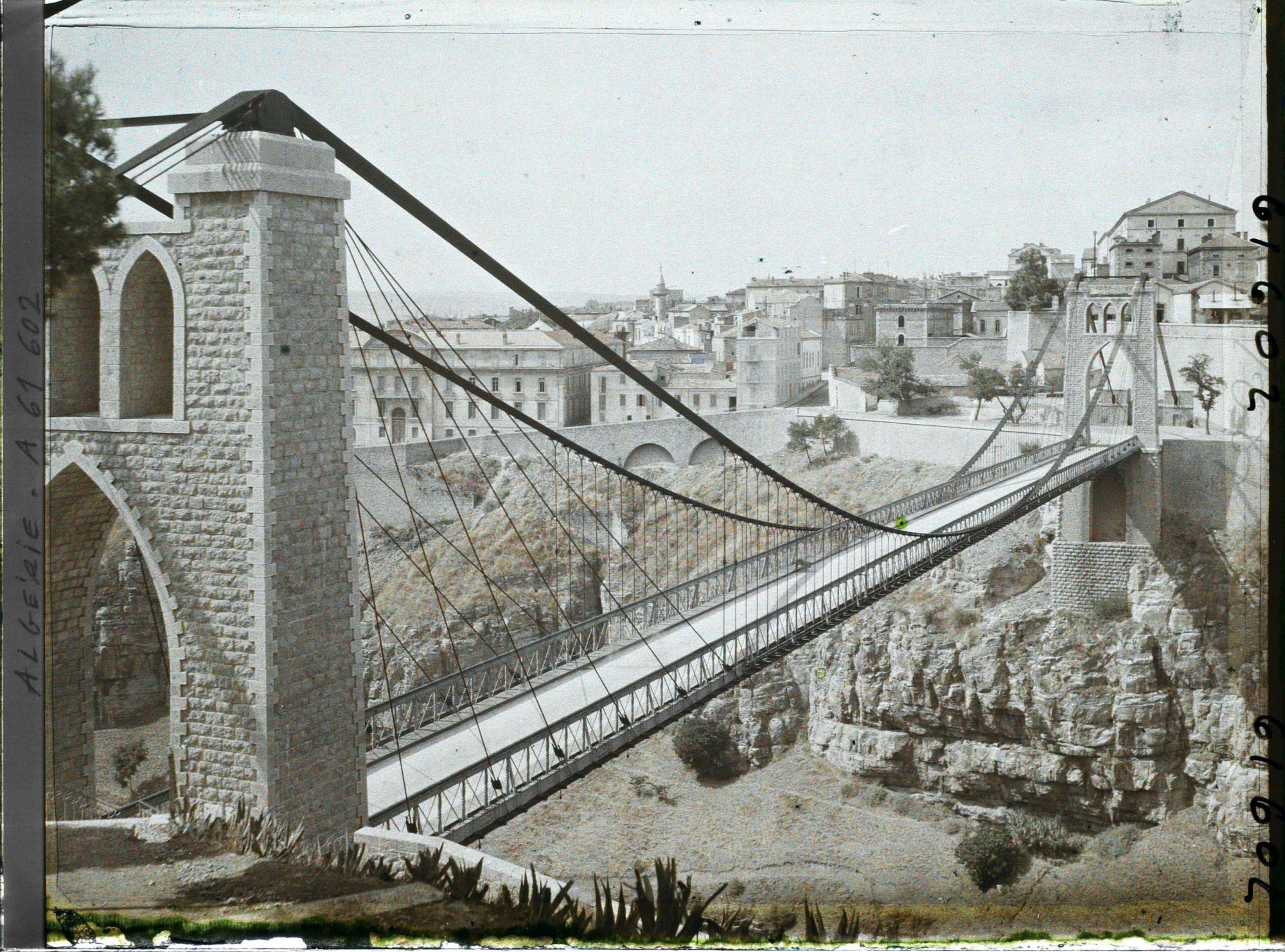Image représentant Vue sur le pont de Sidi M'Cid reliant la Medina au centre hospitalier