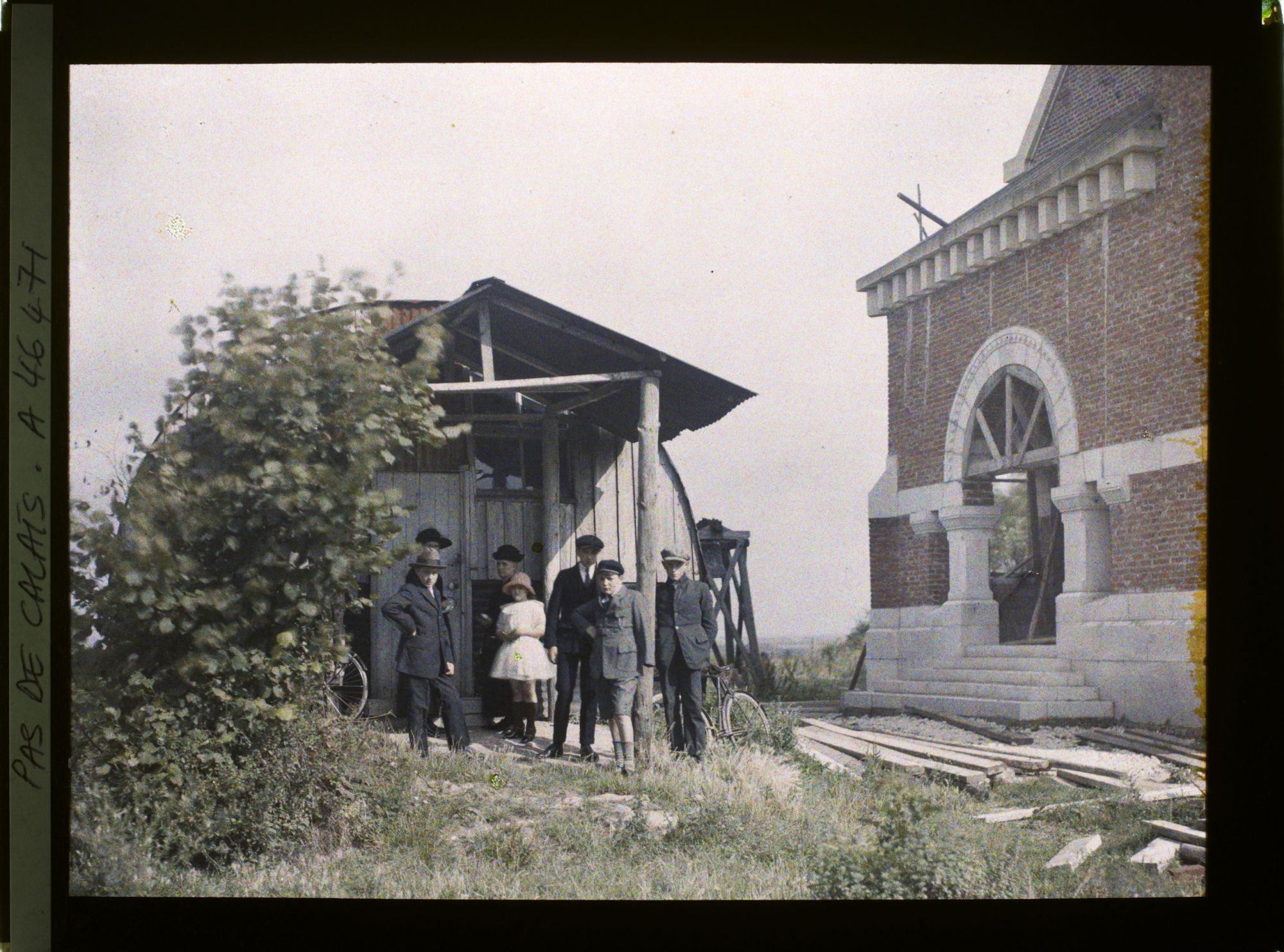 Image représentant France, Ecurie, Entrée de l'Eglise provisoire et de la nouvelle Eglise