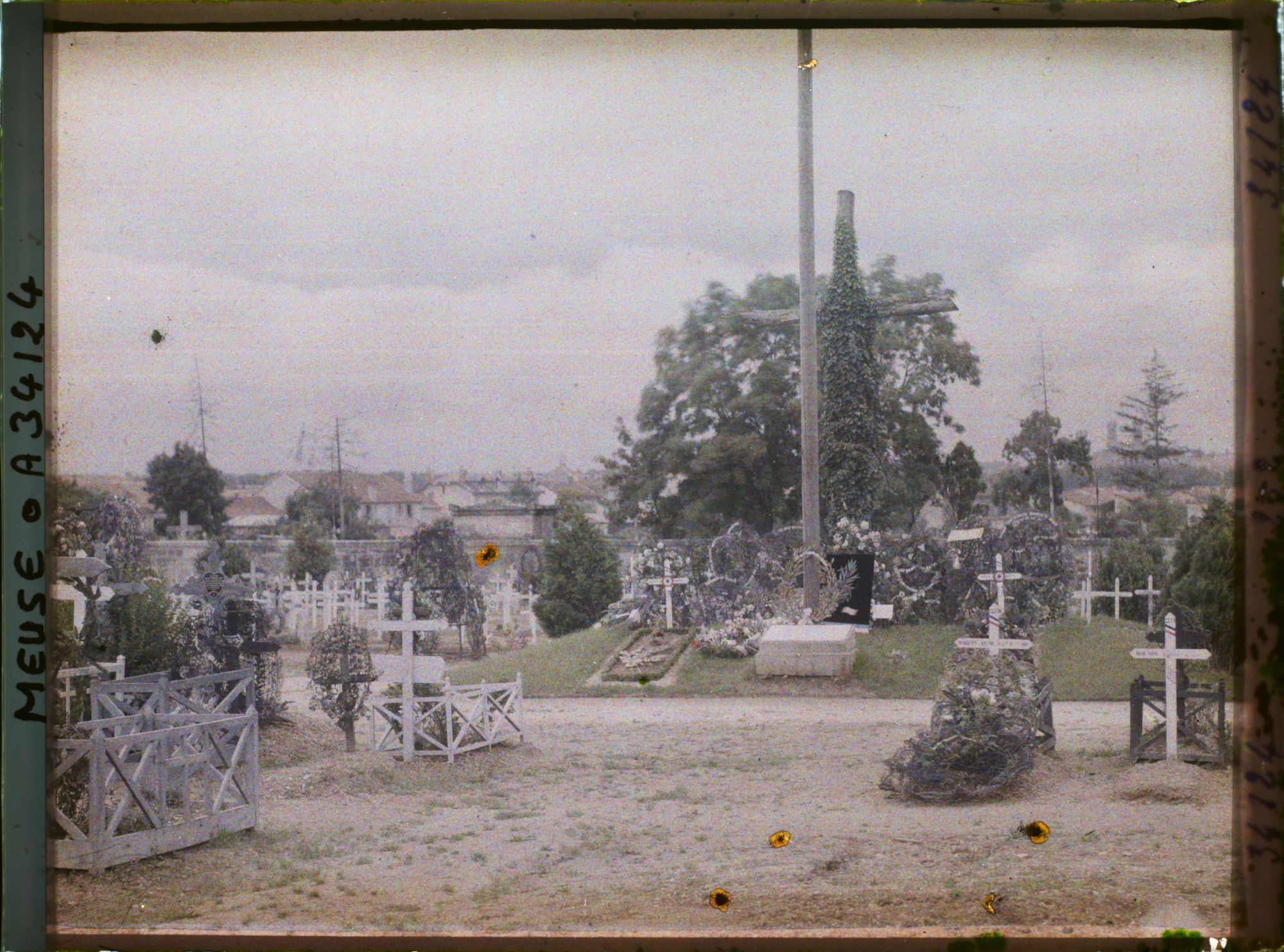 Image représentant France, Verdun, La tombe des sept soldats inconnus, vue prise de l'entrée du Cimetière