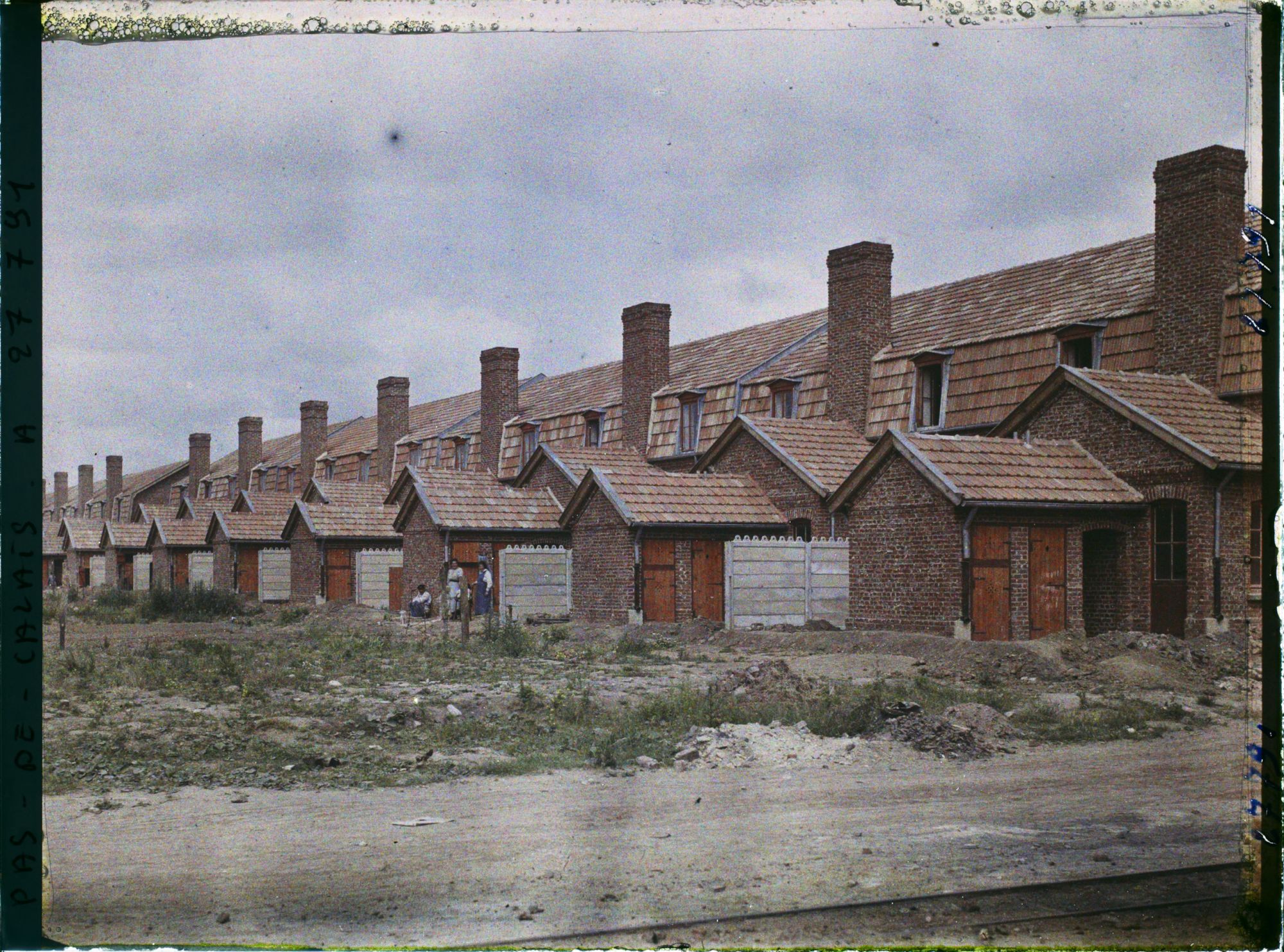 Image représentant France, Airon près de Lens, Corons des mines de Liévin - Derrière des maisons et la rue Lavoisier
