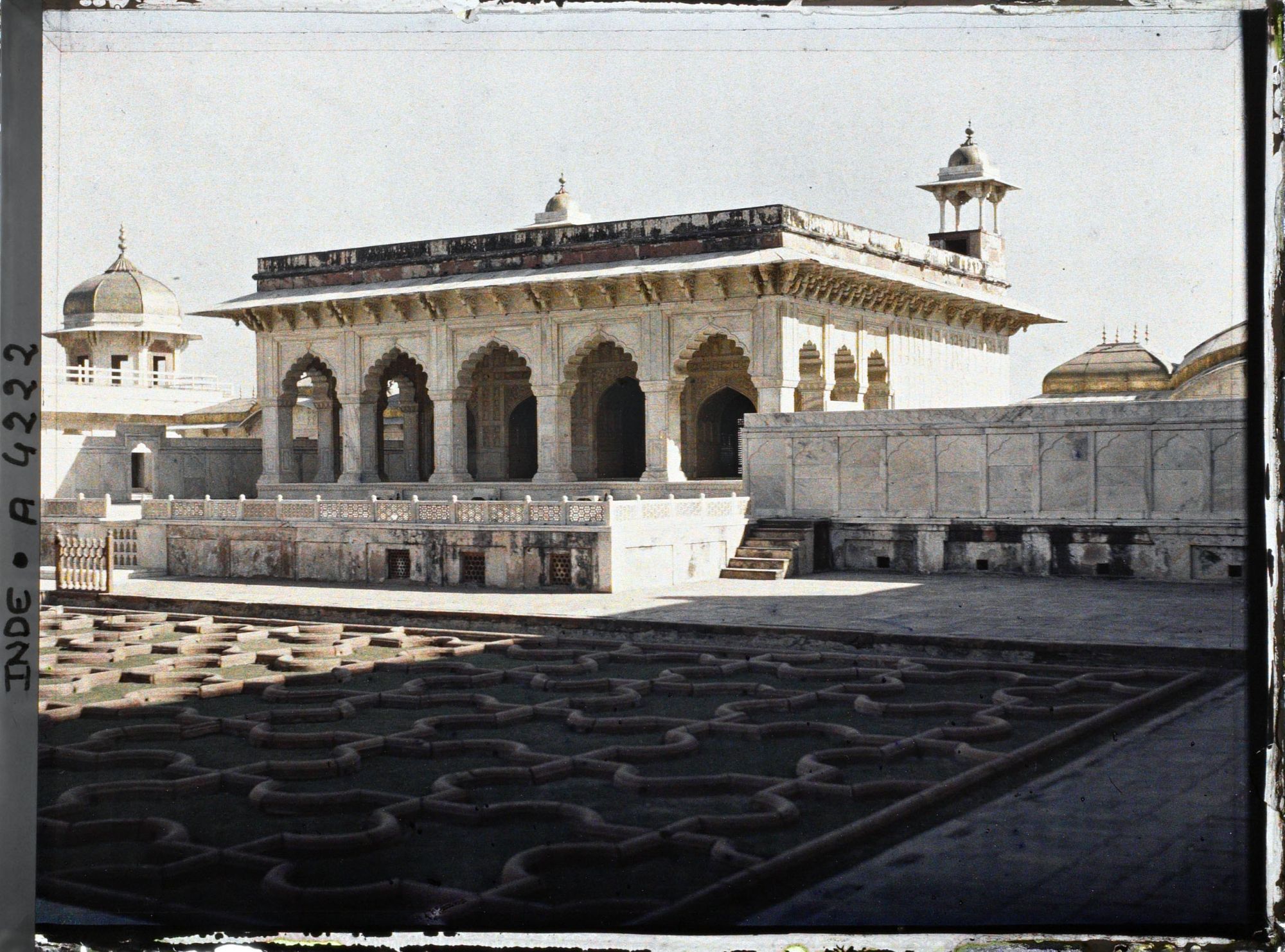 Image représentant Le jardin des Raisins (Anguri Bagh) et le palais privé (Khas Mahal) de Shah Jahan dans le fort Rouge (Lal Qila)