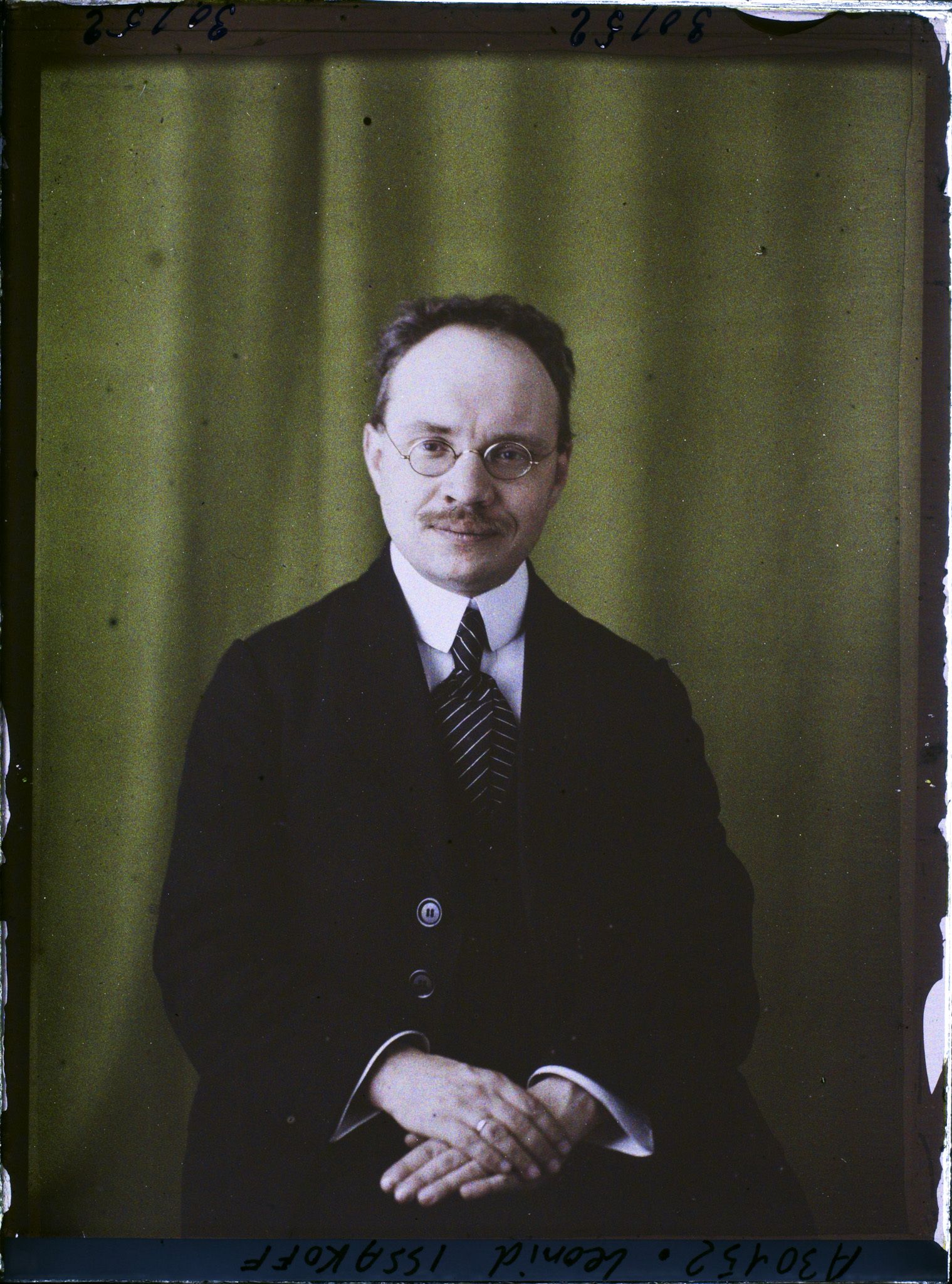 Image représentant Monsieur  https://musee-albert-kahn.s-museum.fr/home/NWQ2OTAwYzNmYjZlZTk1ZWQwODJmMjY4L2dlbmVyaWMtbm90aWNlLXRhYi9hdXRob3JpdHkvNjE3YTc5ZjVjZjhiODk2OGIzMzM3ZDIx/5d6900c3fb6ee95ed082f268/generic-notice-tab/authority/617a79ebcf8b8968b3336fa4 Leonid Dimitrievitch Issakoff