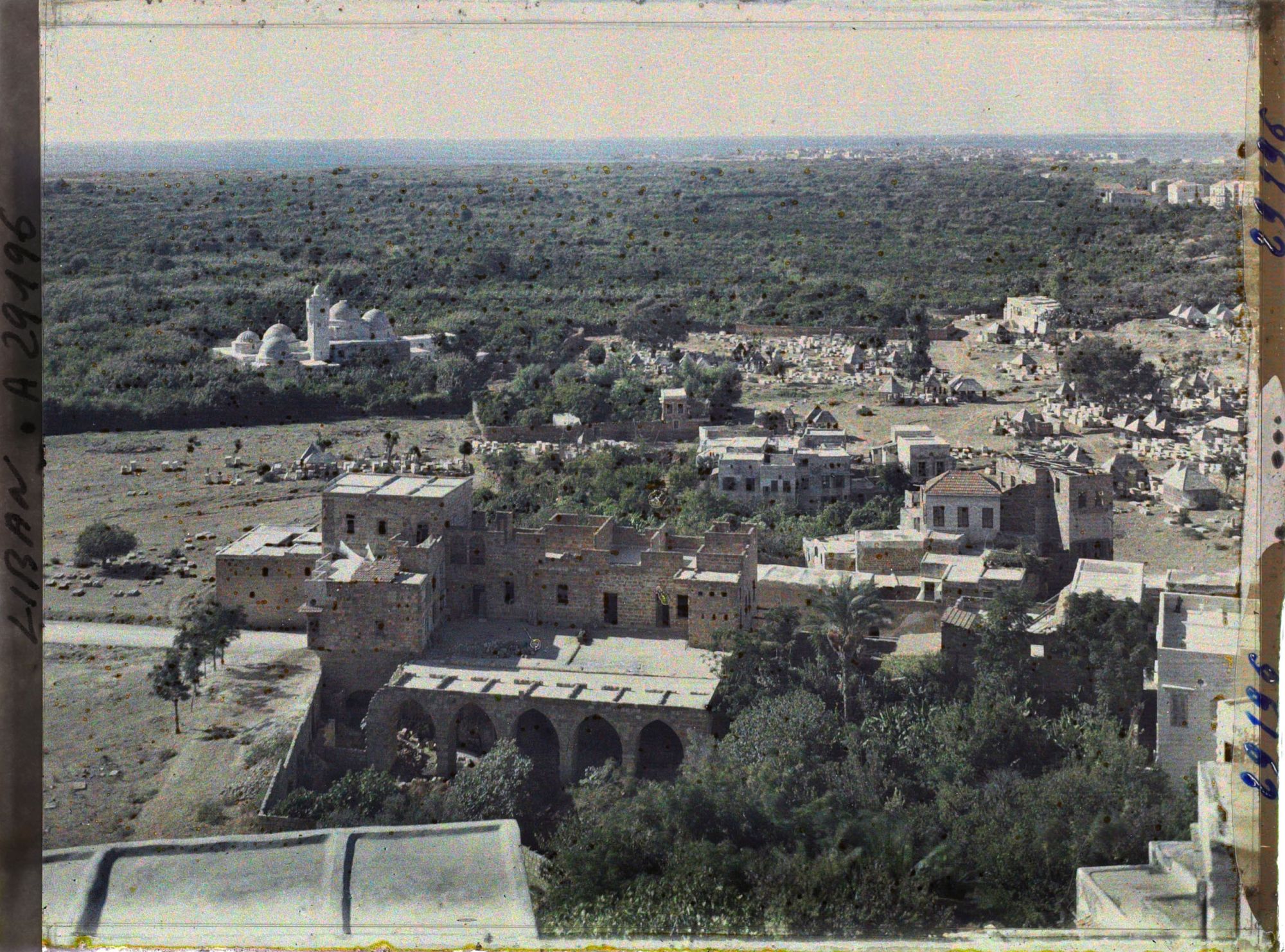 Image représentant Panorama avec la mosquée de Taylan à gauche et le cimetière musulman à droite