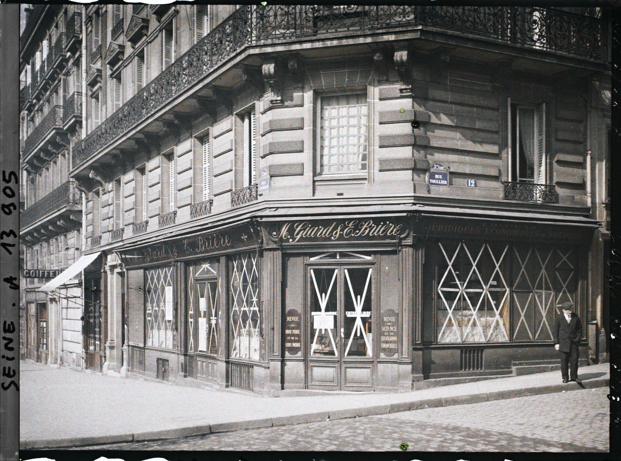 Image représentant Vitrines de magasin protégées contre les bombardements à l'angle des rues Soufflot et Toullier