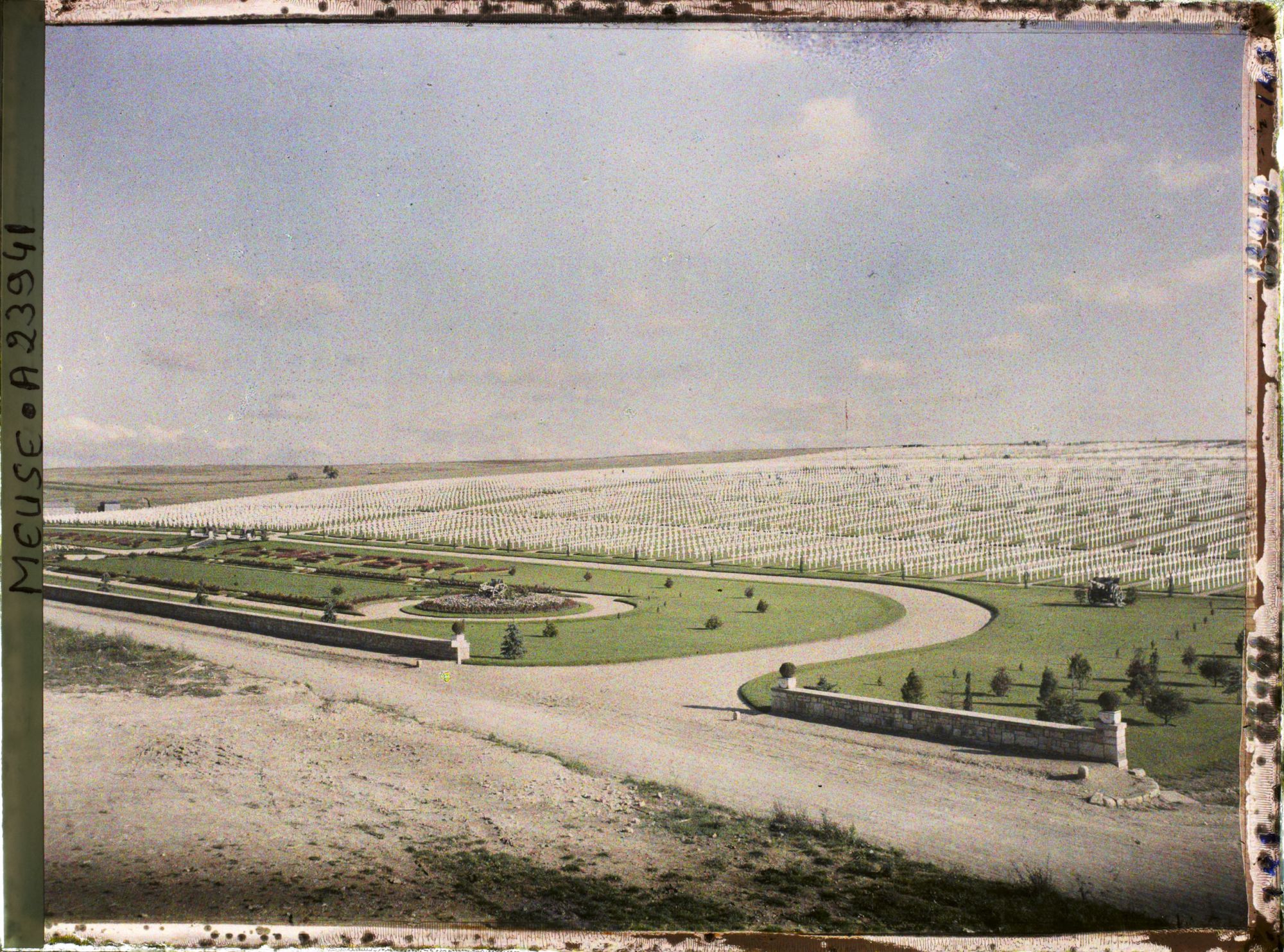 Image représentant France, Romagne sous Montfaucon, Vue d'ensemble sur le Cimetière