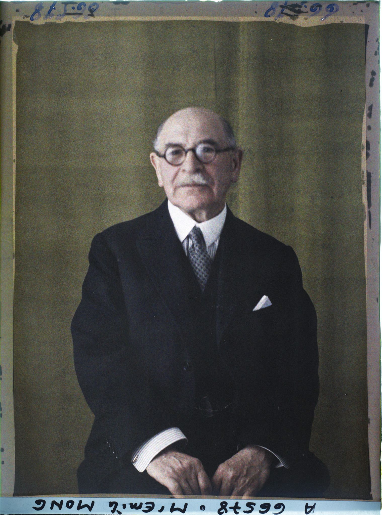 Image représentant https://musee-albert-kahn.s-museum.fr/home/NWQ2OTAwYzNmYjZlZTk1ZWQwODJmMjY4L2dlbmVyaWMtbm90aWNlLXRhYi9hdXRob3JpdHkvNjE3YTc5ZjVjZjhiODk2OGIzMzM3ZDIx/5d6900c3fb6ee95ed082f268/generic-notice-tab/authority/617a79ebcf8b8968b3337414 Monsieur Emile Mond
