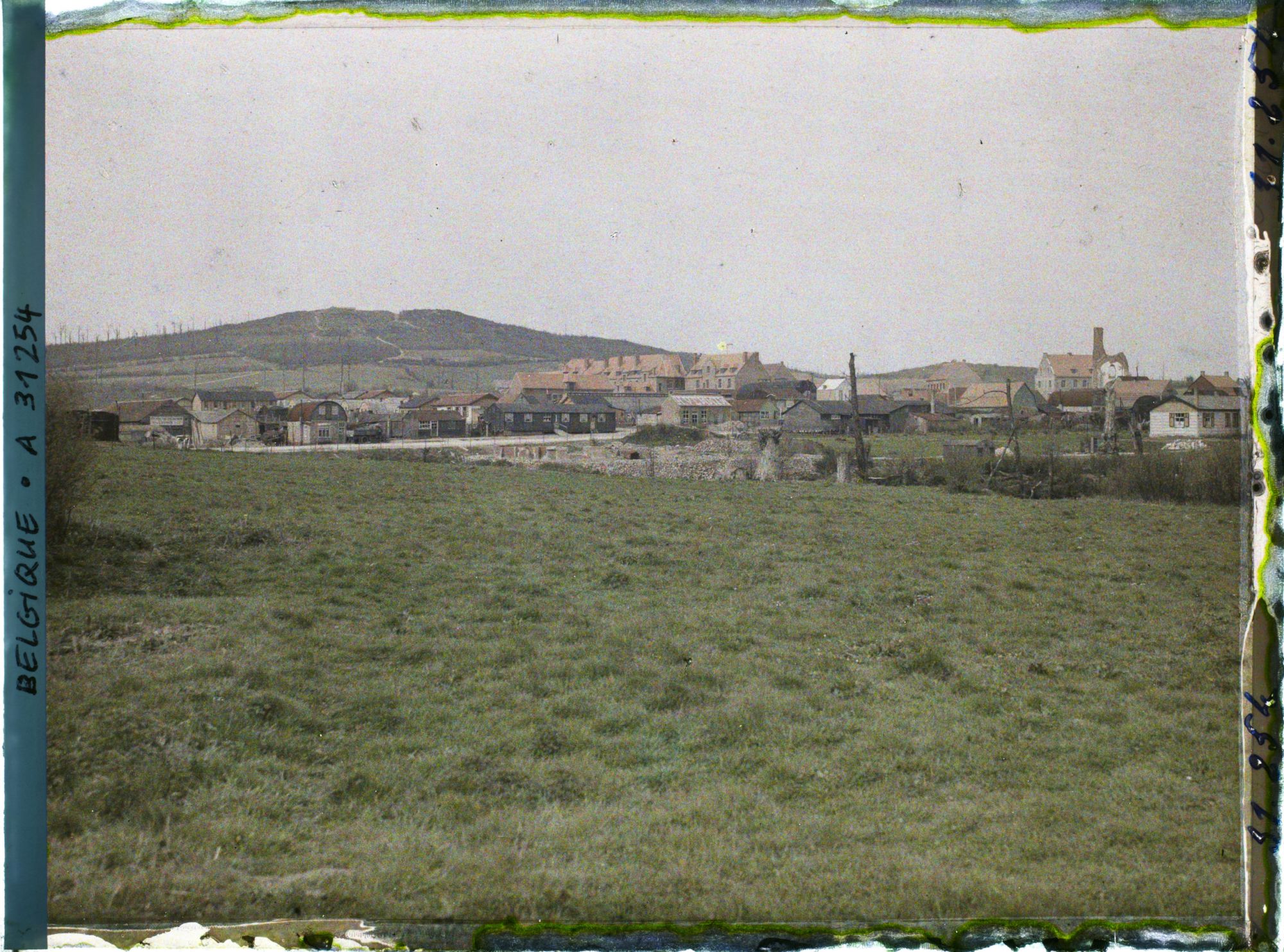 Image représentant Belgique, Kemmel, Vue Générale du Village et du mont Kemmel (une vue prise vers le Sud)