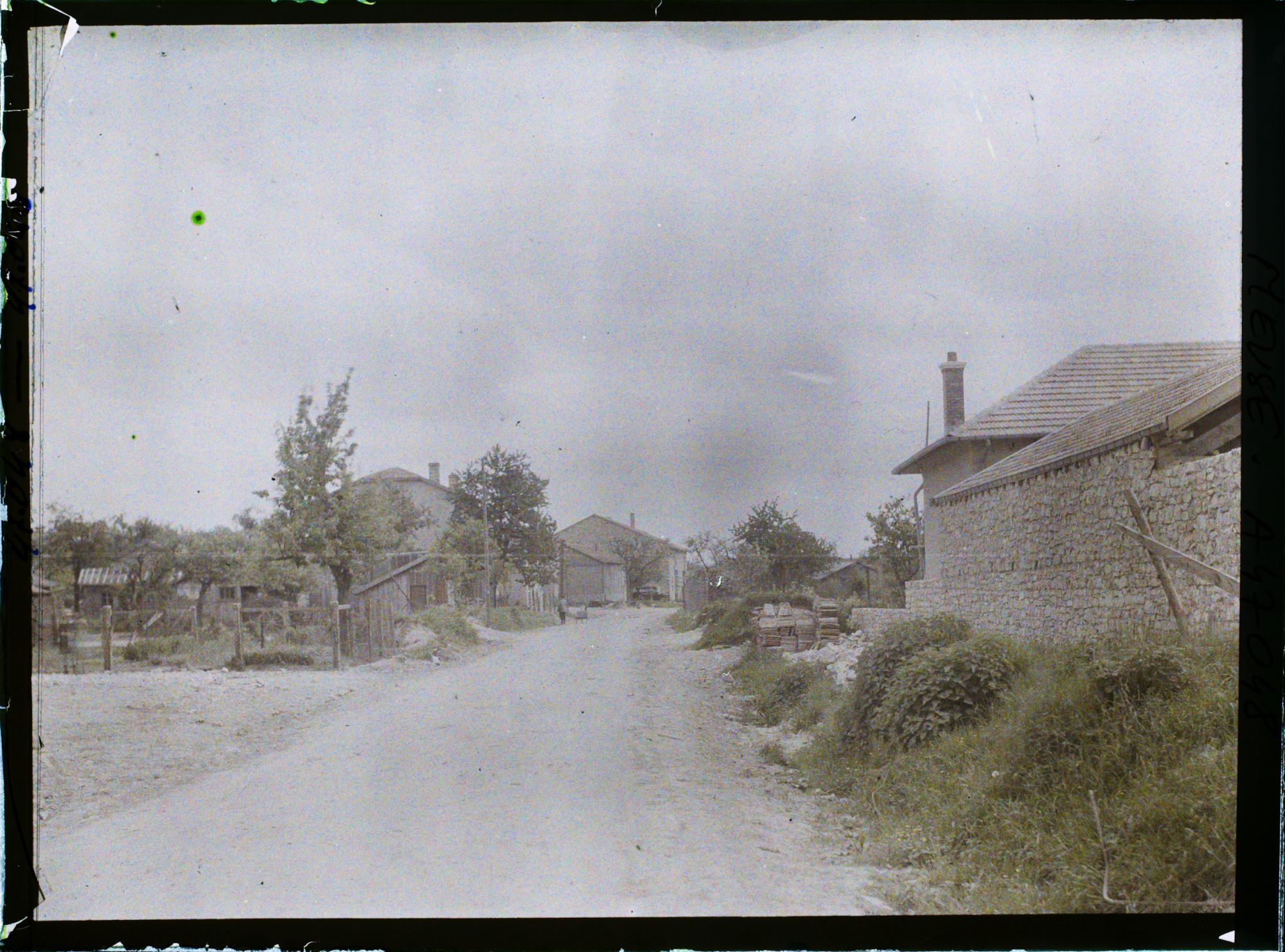 Image représentant France, Montfaucon (Meuse), Entrée de Montfaucon Rte de Consenvoye