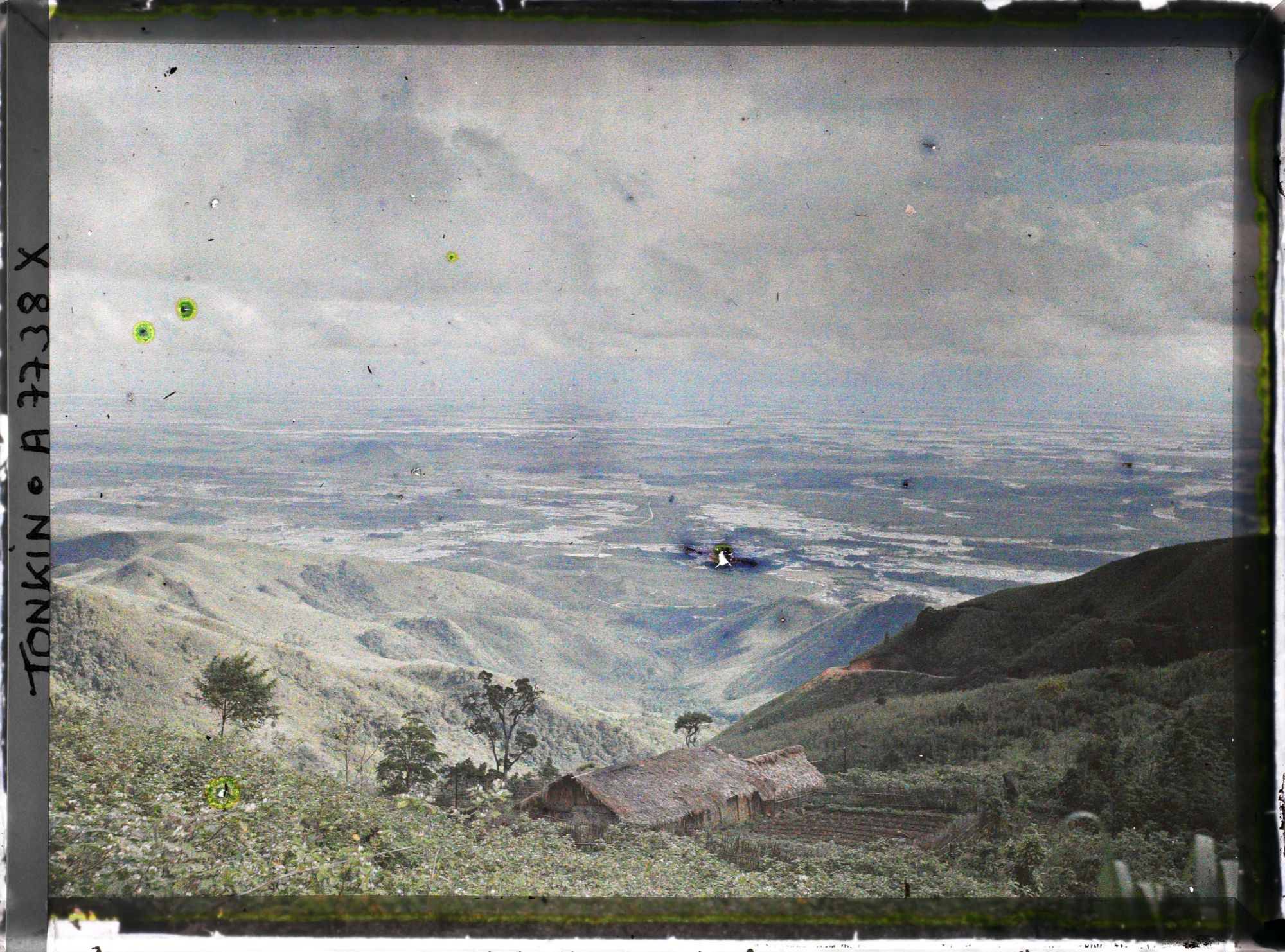 Image représentant Un paysage pris du massif du Tam-dao (" Trois Sommets ")