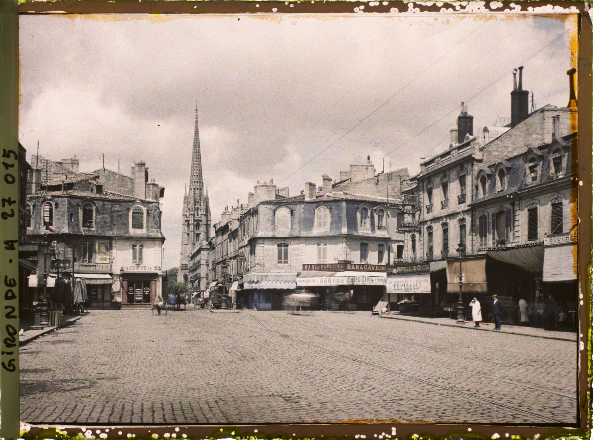 Image représentant La place des Capuçins, au second plan le clocher de l'église Sainte-Croix