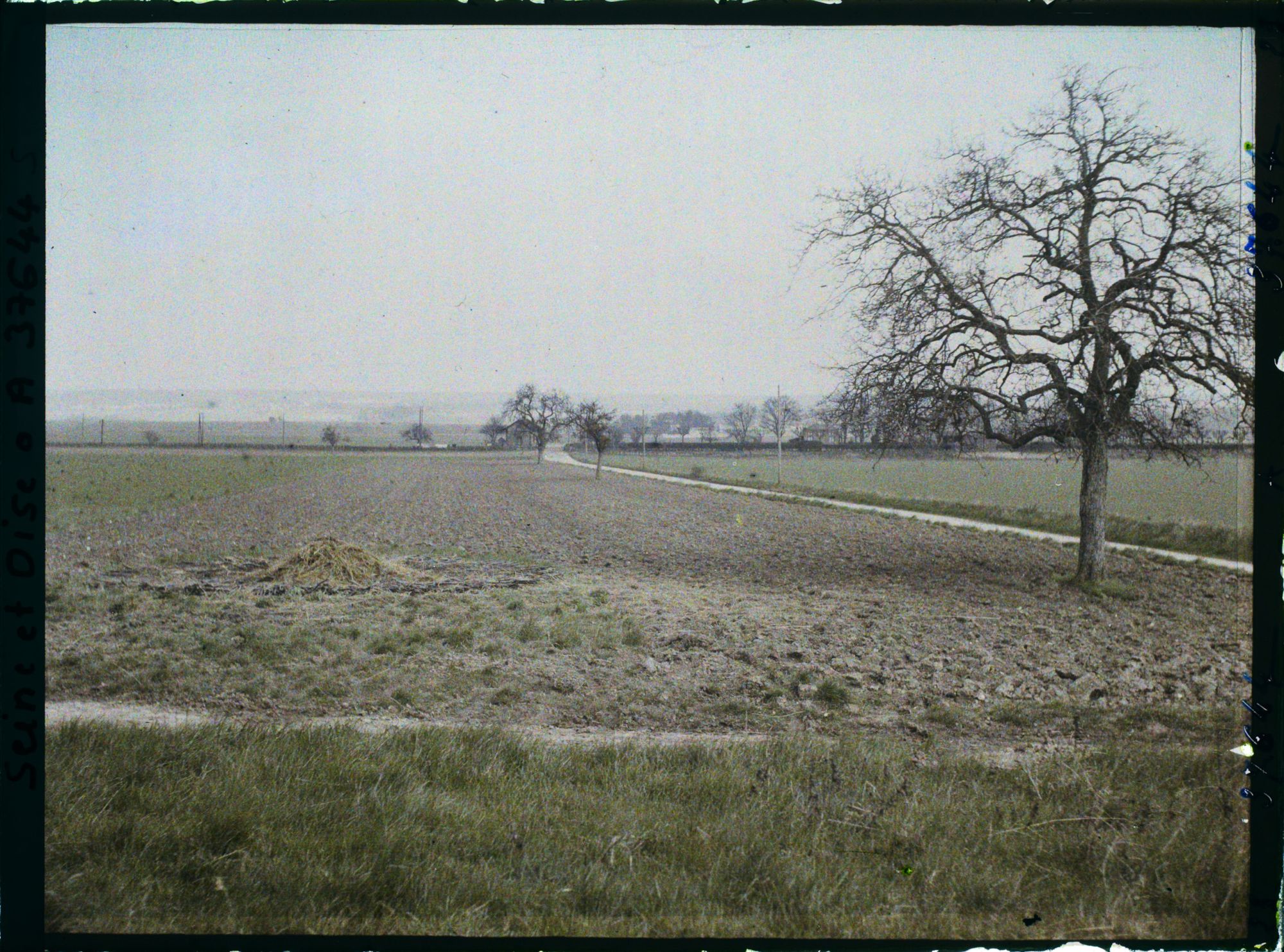 Image représentant France, Les Clayes, Les Champs vus des Clayes vers la Gare, vers le N-E