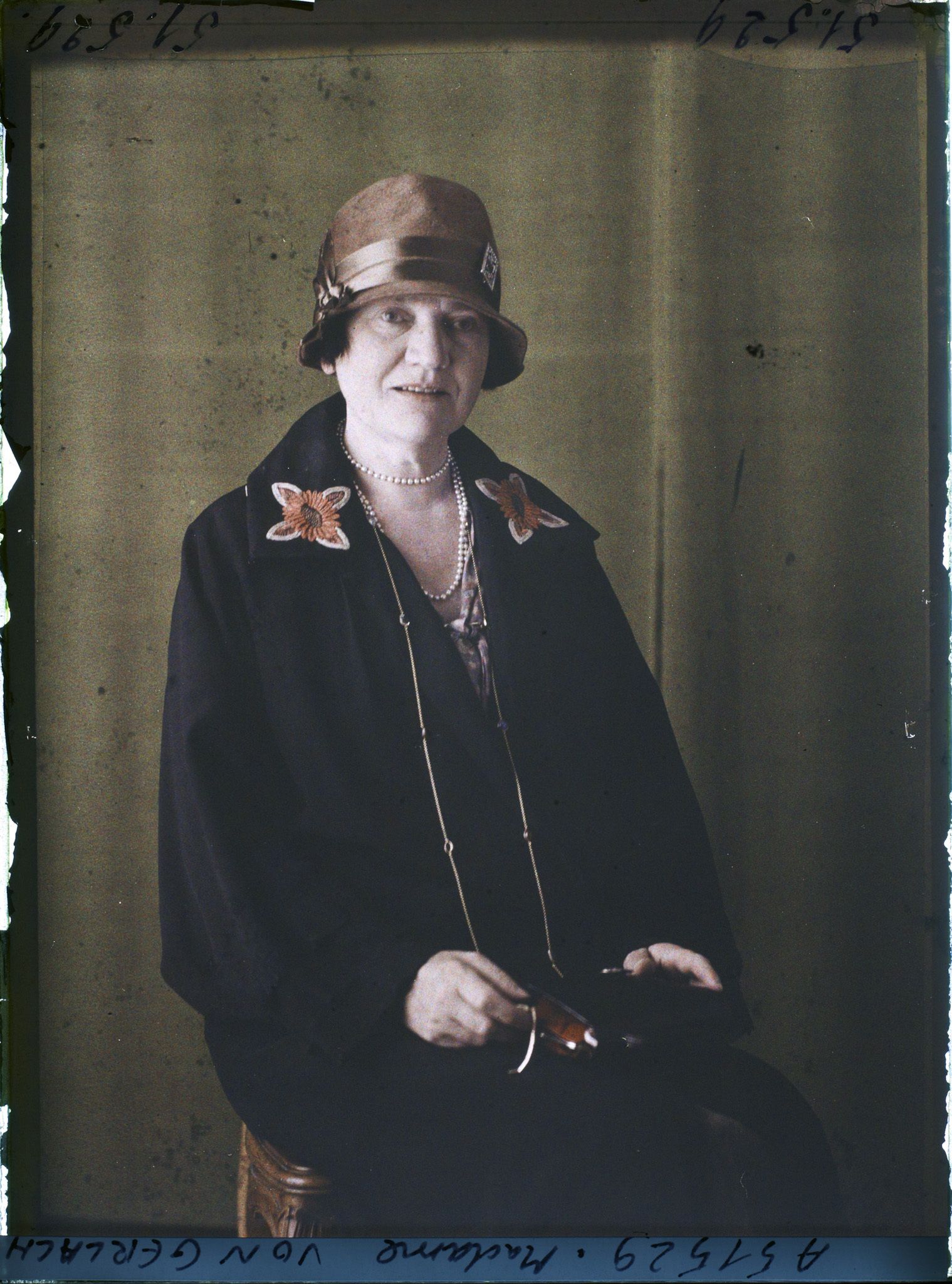 Image représentant https://musee-albert-kahn.s-museum.fr/home/NWQ2OTAwYzNmYjZlZTk1ZWQwODJmMjY4L2dlbmVyaWMtbm90aWNlLXRhYi9hdXRob3JpdHkvNjE3YTc5ZjVjZjhiODk2OGIzMzM3ZDIx/5d6900c3fb6ee95ed082f268/generic-notice-tab/authority/617a79ebcf8b8968b3336d9c Madame von Gerlach