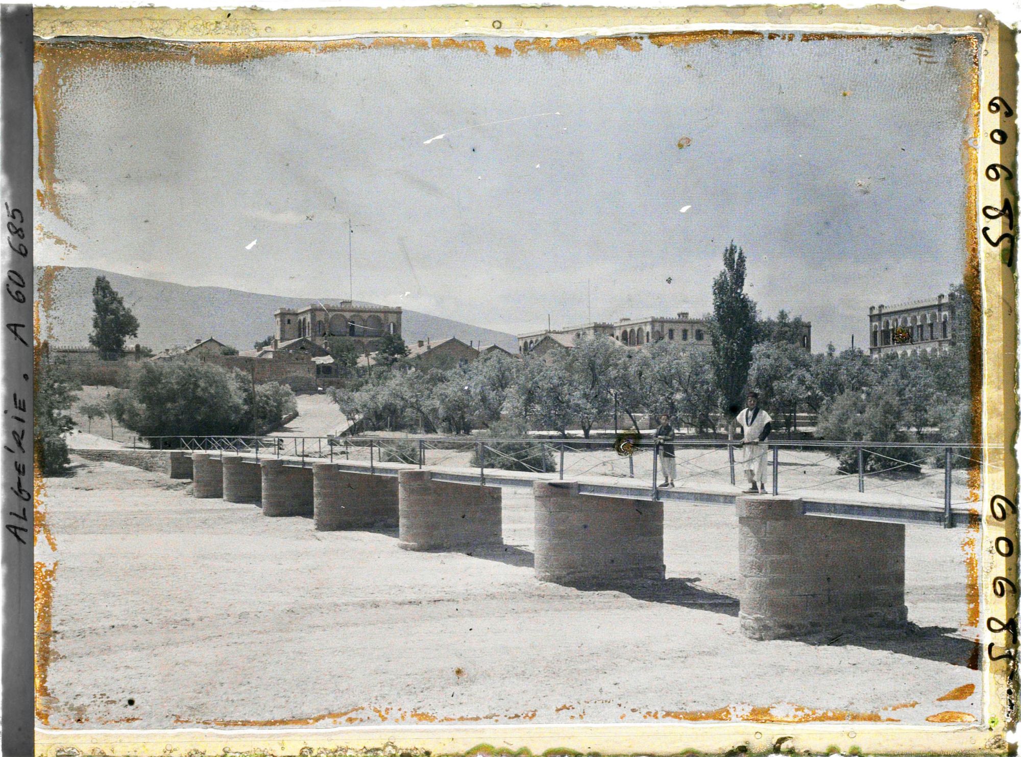 Image représentant Le pont sur l'oued et les bâtiments de la redoute