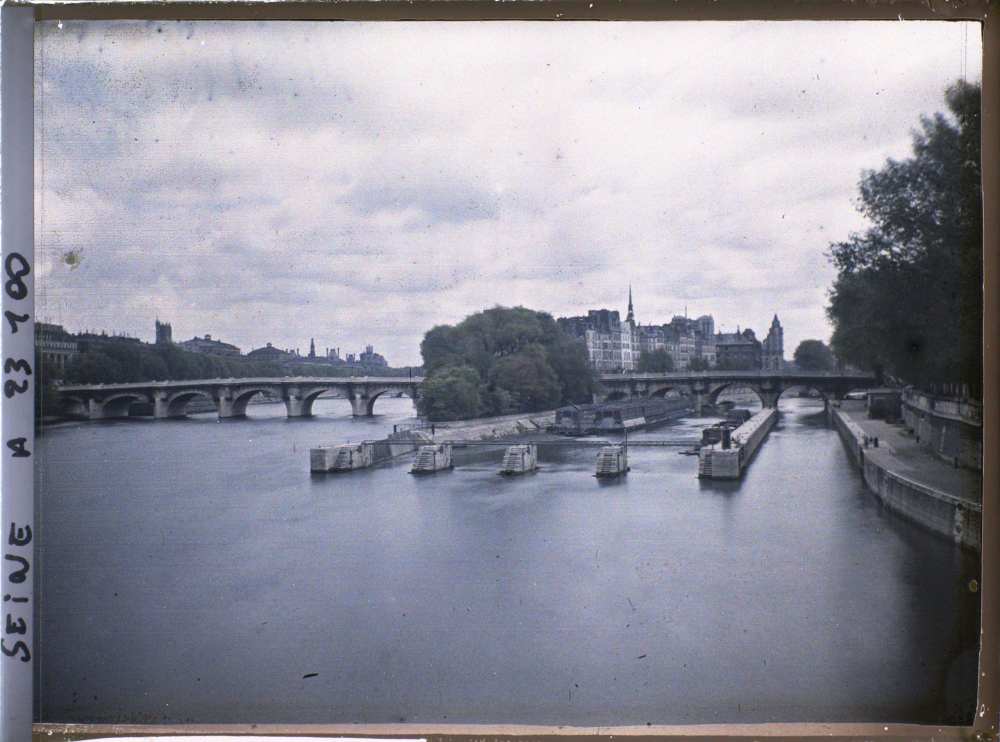 Image représentant L'île de la Cité, le Pont-Neuf et le barrage de la Monnaie depuis le pont des Arts