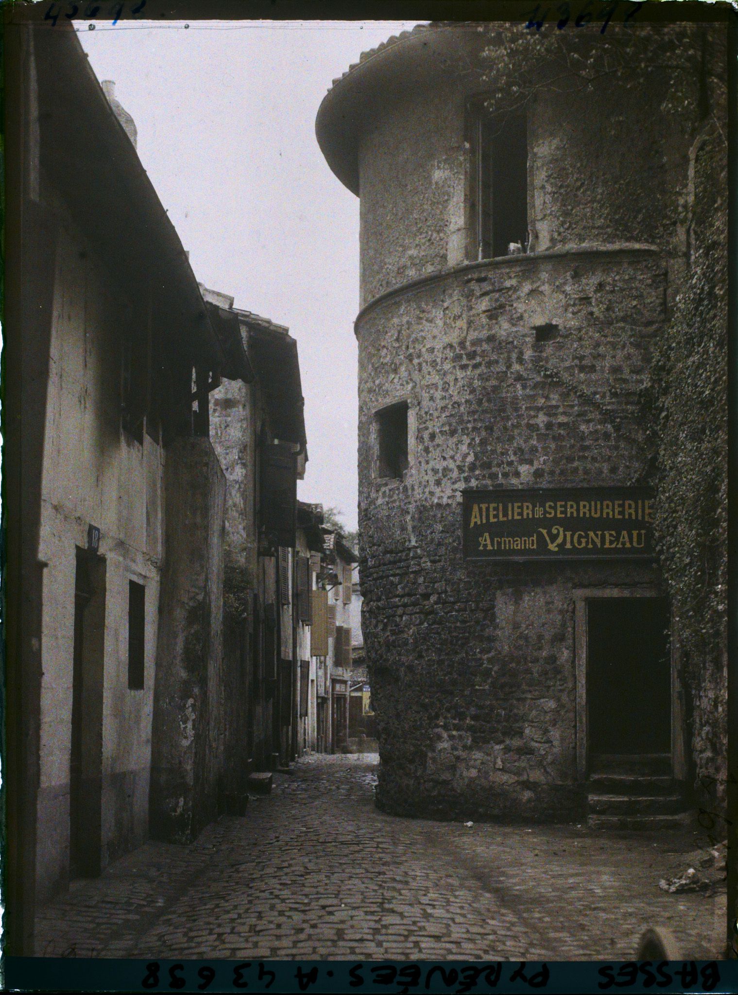 Image représentant France, Bayonne, Vieille rue dans les Remparts