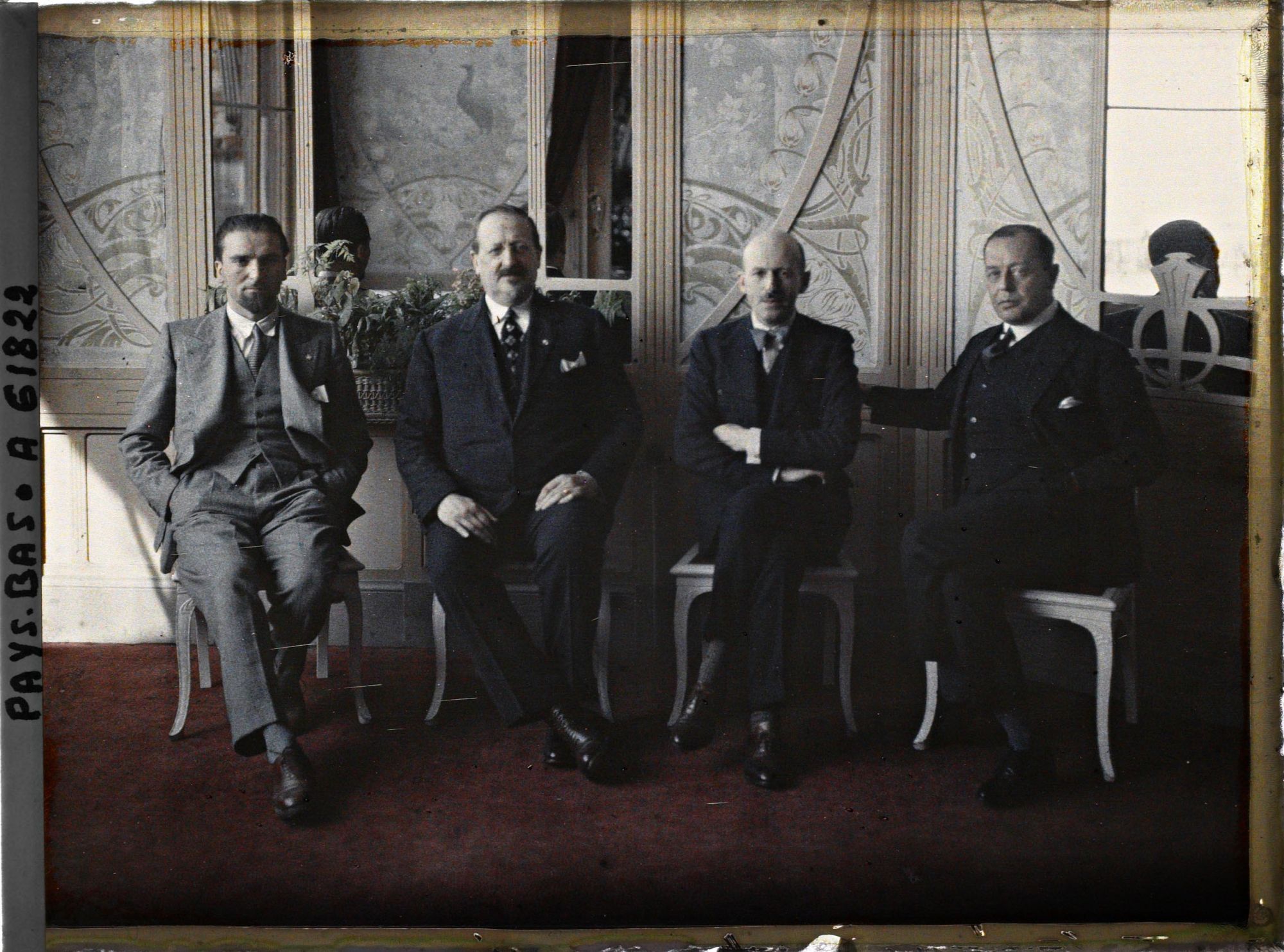 Image représentant Les membres de la délégation italienne : MM. Mosconi, Grandi, Pirelli, Durazzo