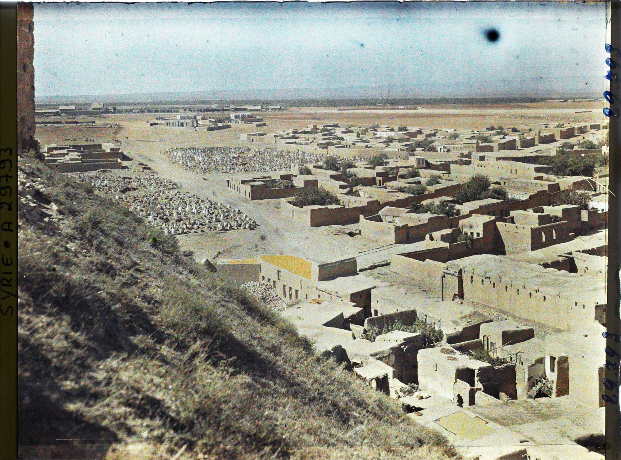Image représentant Les cimetières musulmans et la ville vus des ruines de la citadelle