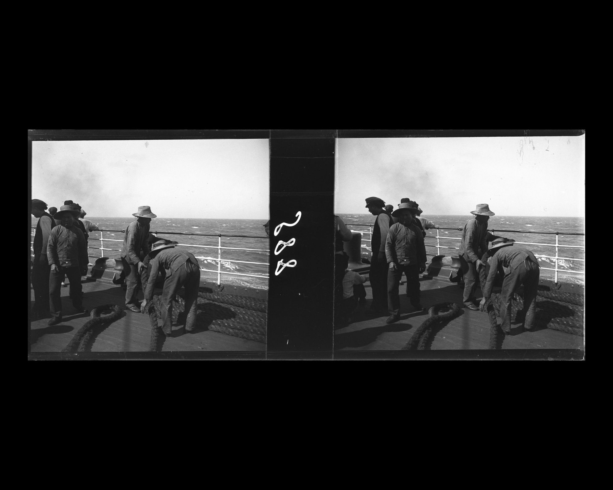 Image représentant Membres d'équipages s'affairant autour de cordages