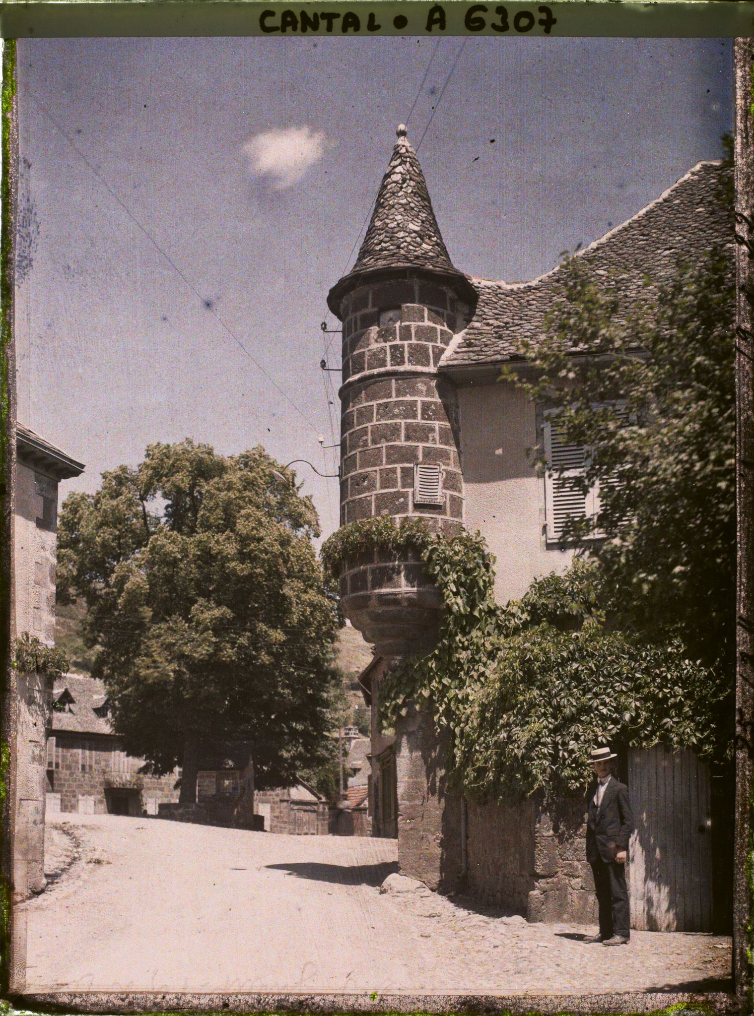 Image représentant La place et maison de la tour d'Auvergne