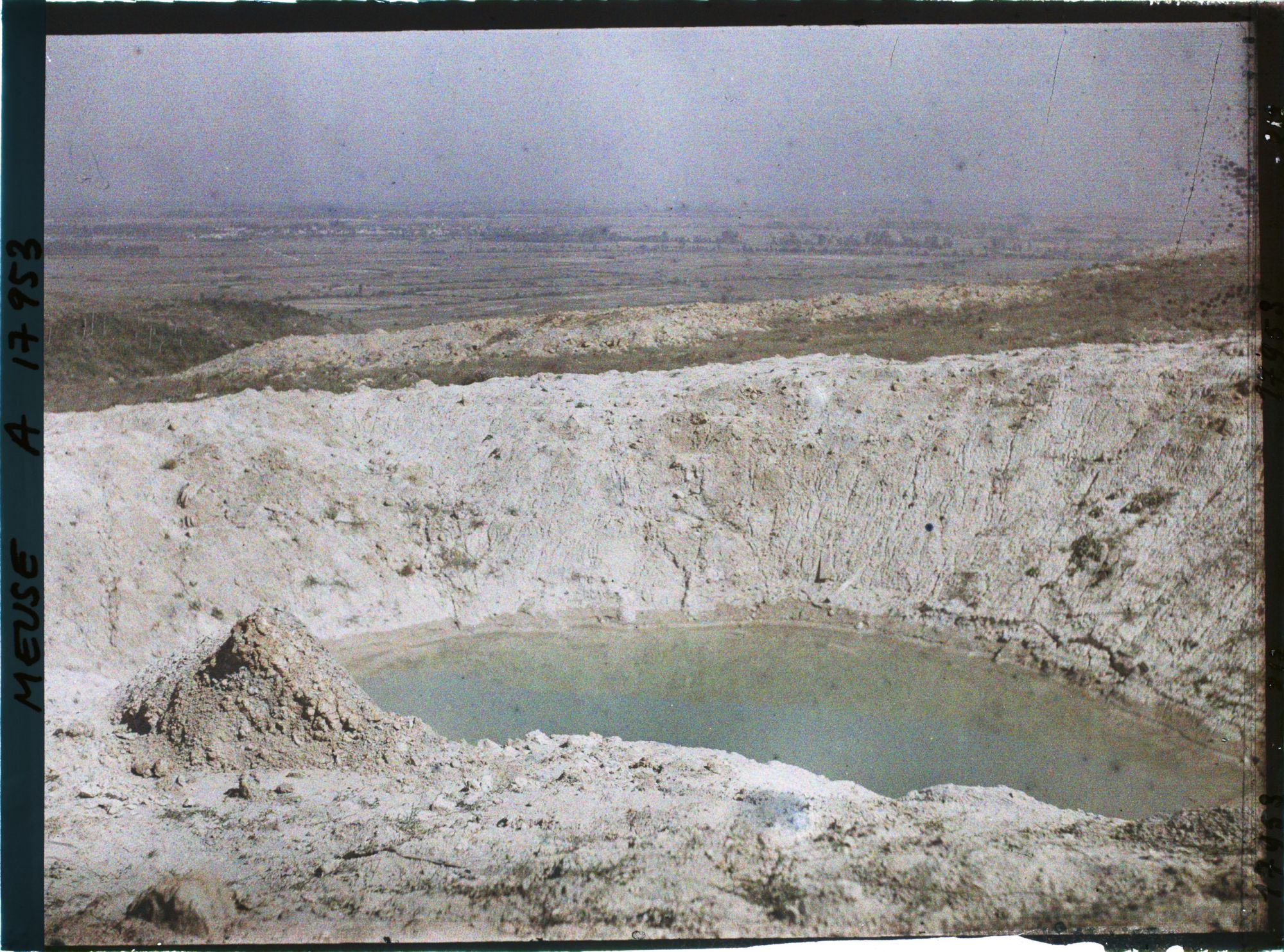 Image représentant France, Sur la Crête des Eparges, Panorama de la Woëvre, au fond le village de Fresnes, au 1er plan, trou de mine