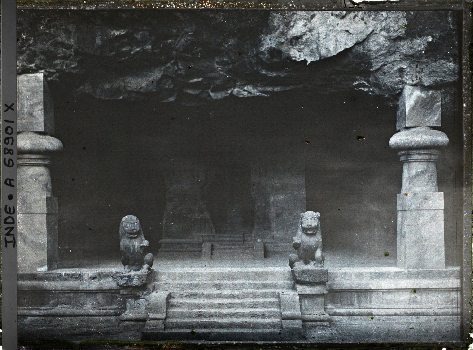 Image représentant Portique de l'entrée sud-est du temple-caverne hindou dédié à Shiva : derrière les lions, un lingam