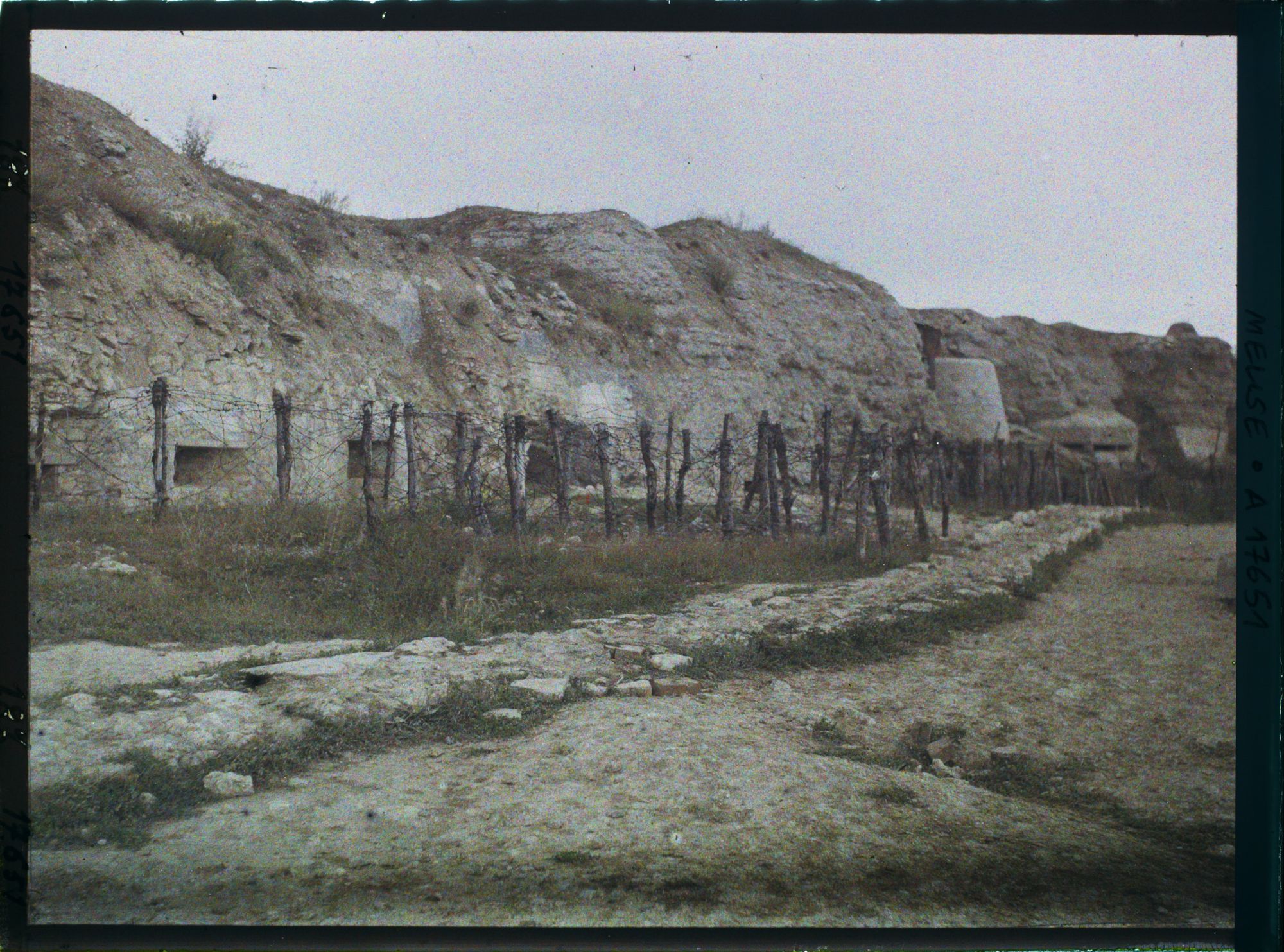 Image représentant France, Fort de Douaumont, Le mur du fort près de l'entrée