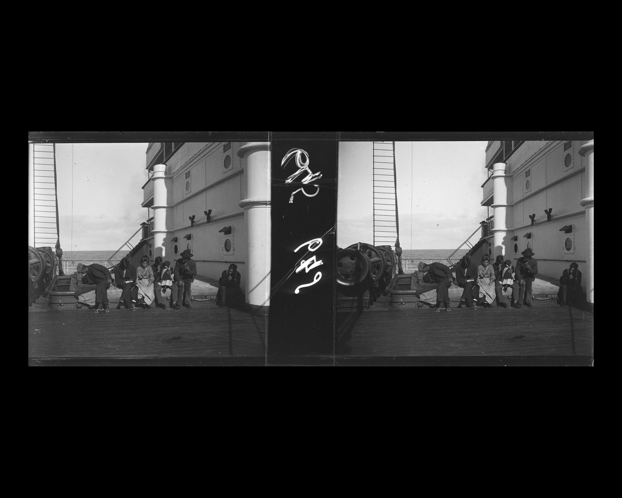 Image représentant Passagers asiatiques des 3emes classes sur le pont