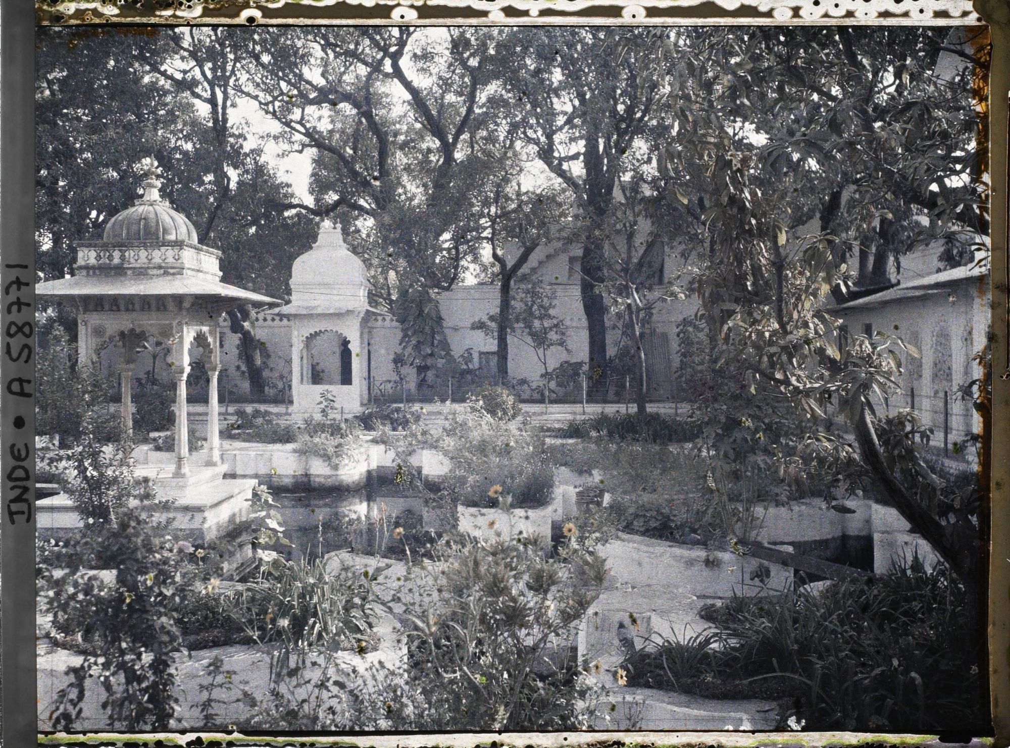 Image représentant Bassin-jardin du palais flottant de Jag Niwas ou de Jag Mandir sur le lac Pichola