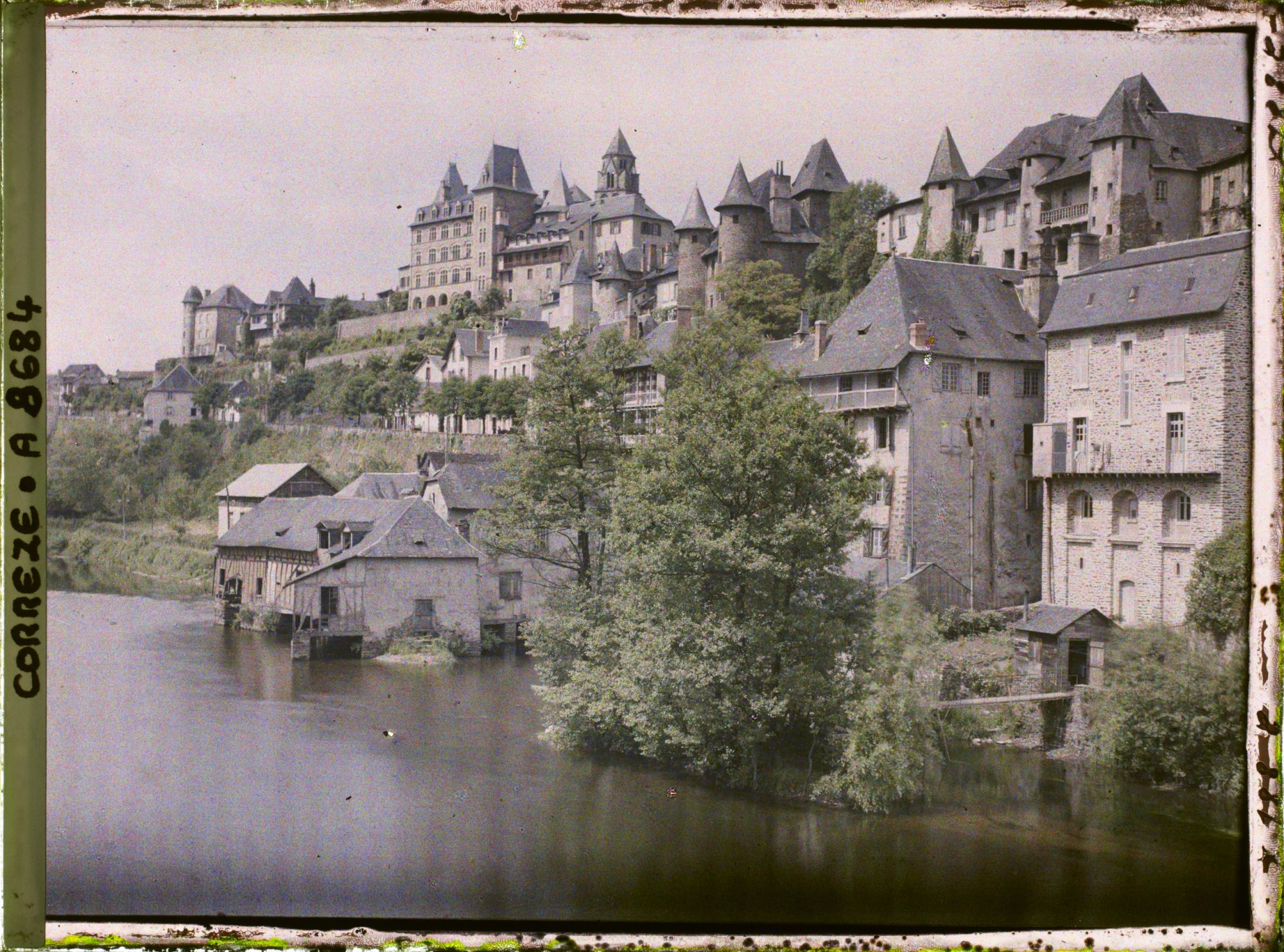 Image représentant Vue de la ville et des bords de la Vézère, avec les tanneries au premier plan