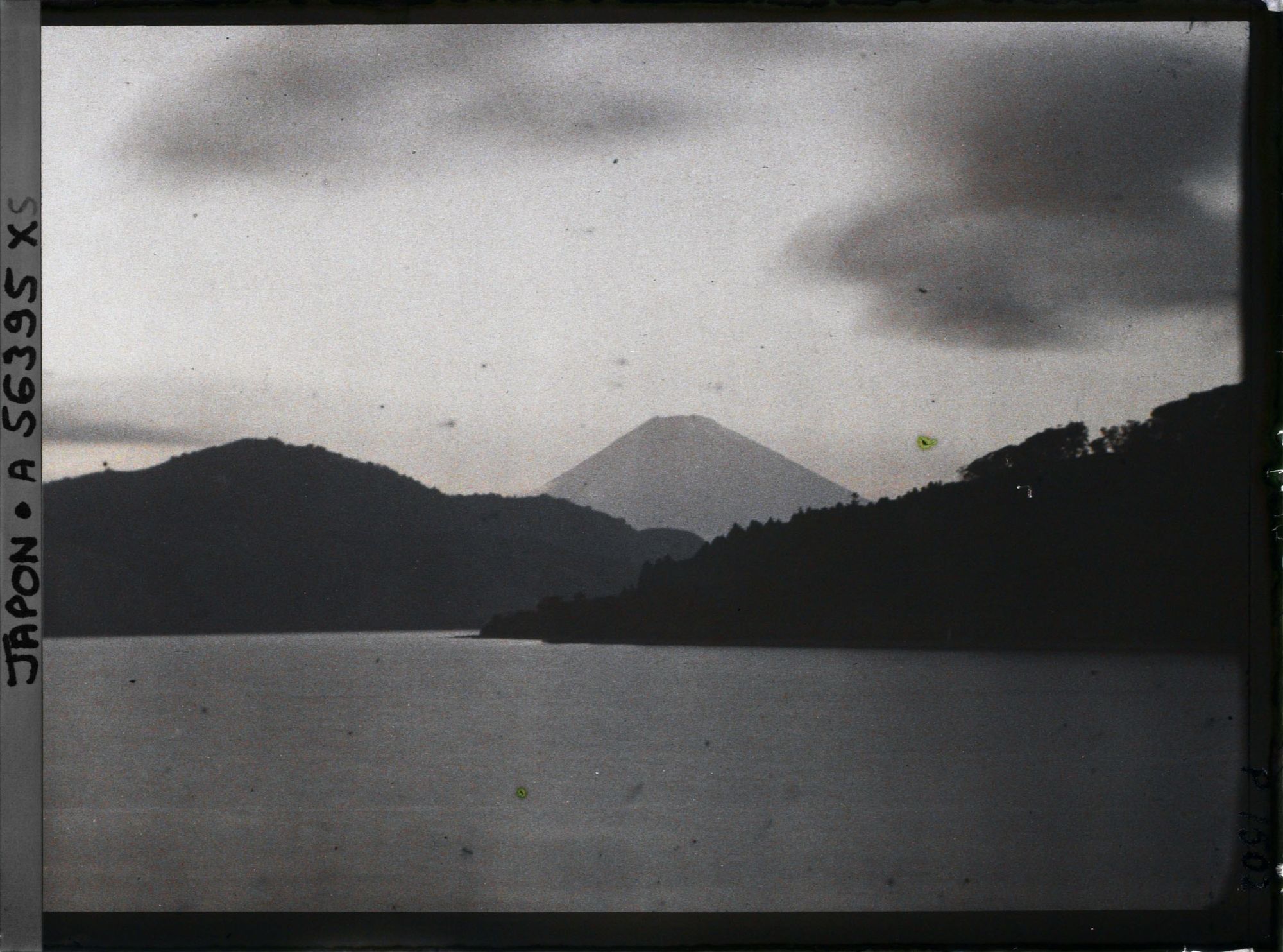 Image représentant Le Lac Ashinoko et le Mont Fuji au crépuscule