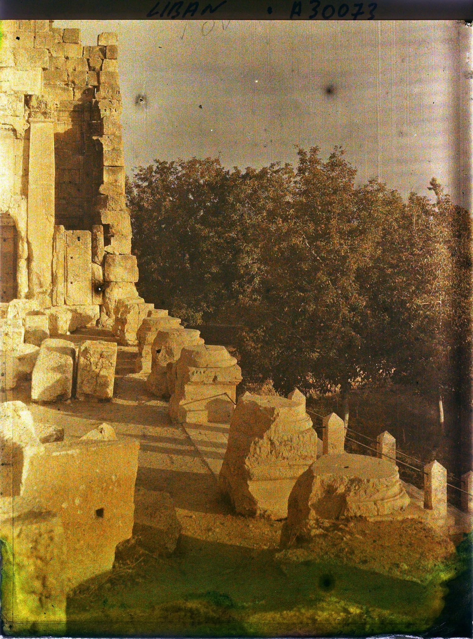 Image représentant Entrée d'un temple avec ses propylées
