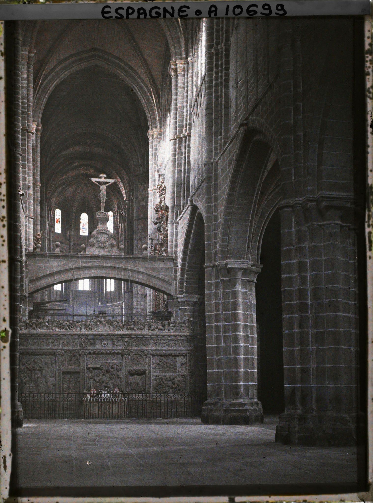 Image représentant Espagne, Avila, La nef principale de la Cathédrale vue du fond de l'Eglise (l'ensemble est en granite)