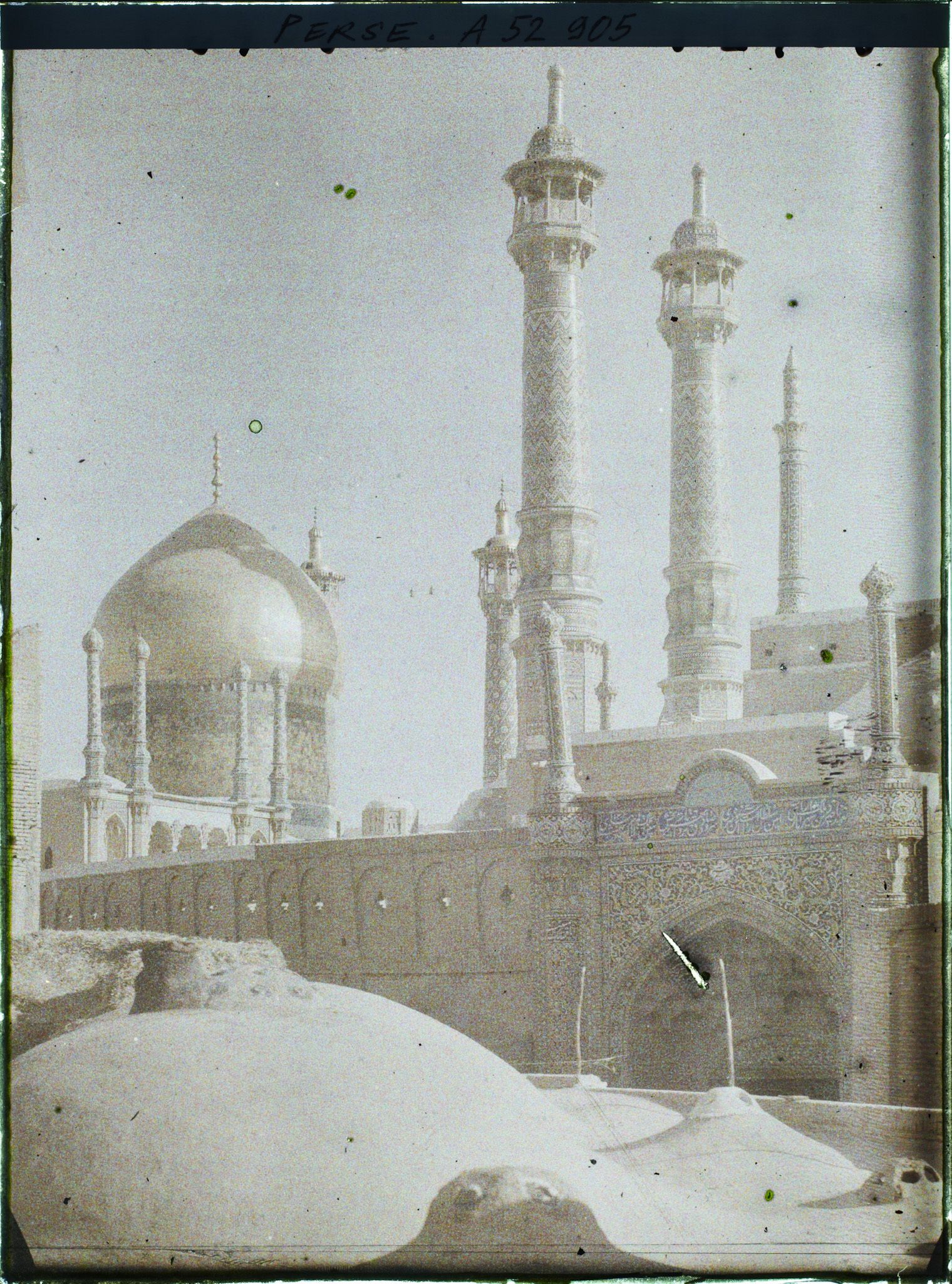 Image représentant Une des portes du sanctuaire de Fatima Masoumeh