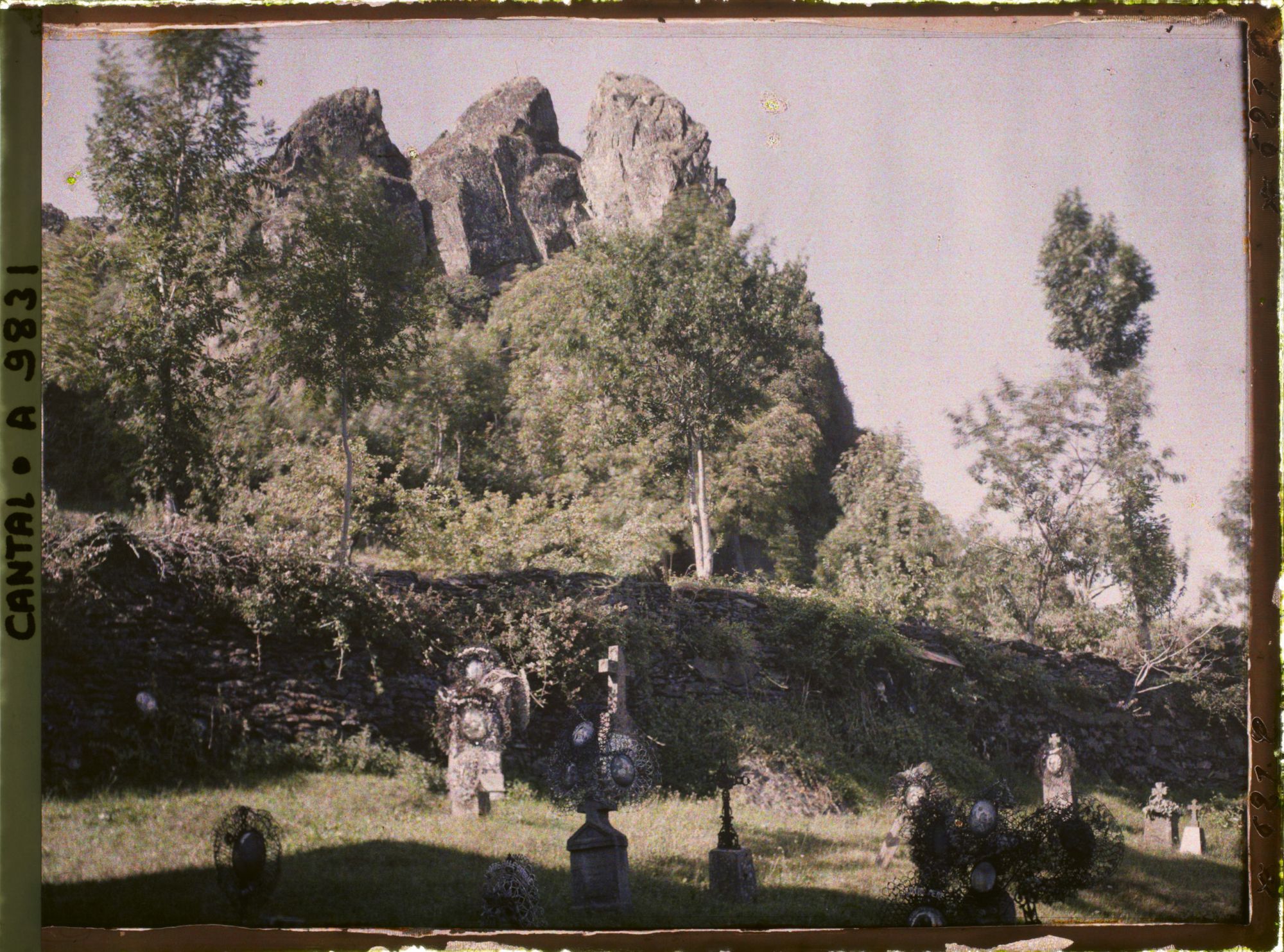 Image représentant Vue sur le Rocher, au pied l'ancien cimetière