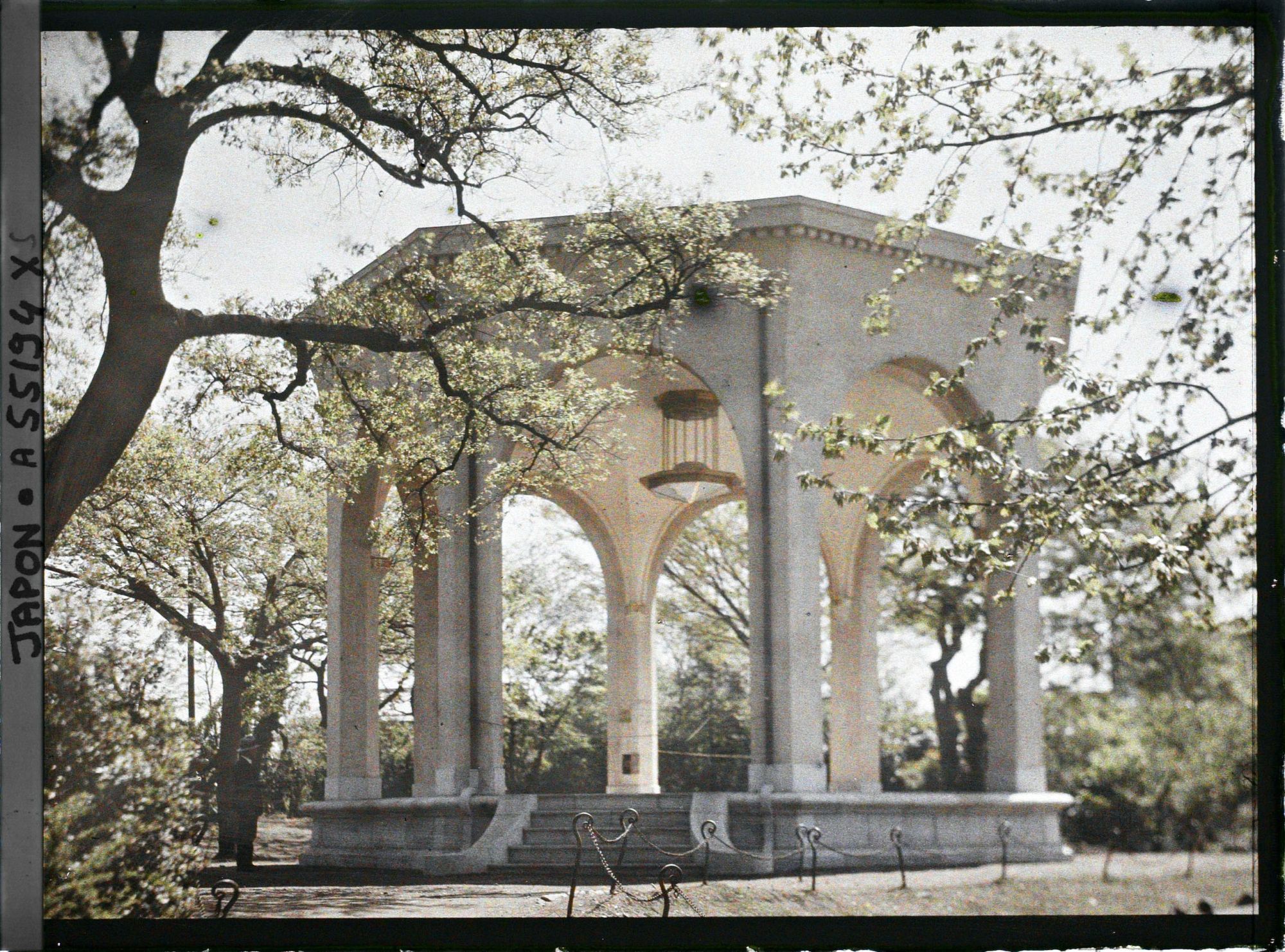 Image représentant Hibiya-koen (parc de Hibiya), kiosque à musique