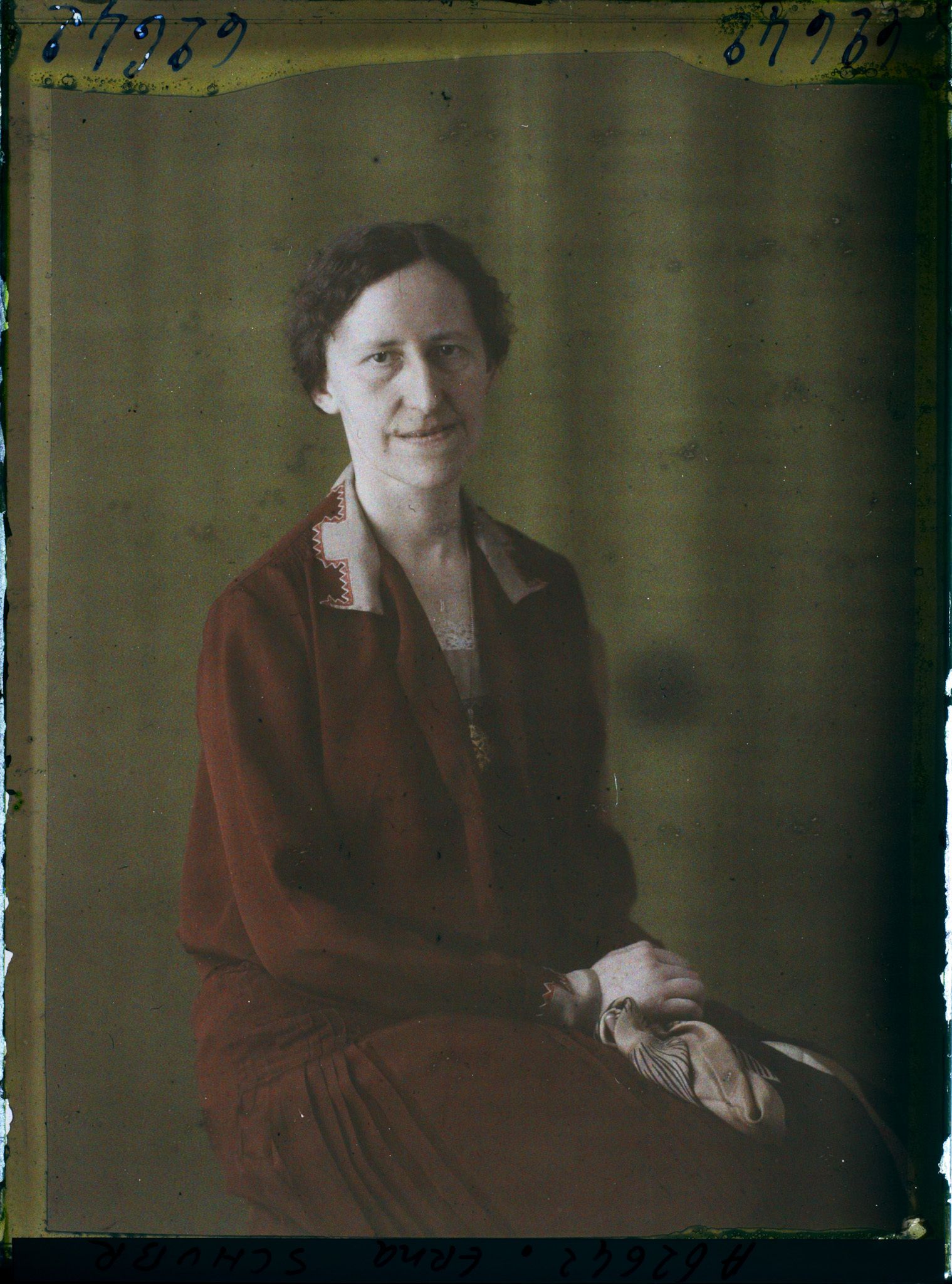 Image représentant https://musee-albert-kahn.s-museum.fr/home/NWQ2OTAwYzNmYjZlZTk1ZWQwODJmMjY4L2dlbmVyaWMtbm90aWNlLXRhYi9hdXRob3JpdHkvNjE3YTc5ZjVjZjhiODk2OGIzMzM3ZDIx/5d6900c3fb6ee95ed082f268/generic-notice-tab/authority/617a79ebcf8b8968b33377c7 Mademoiselle Erna Schubr