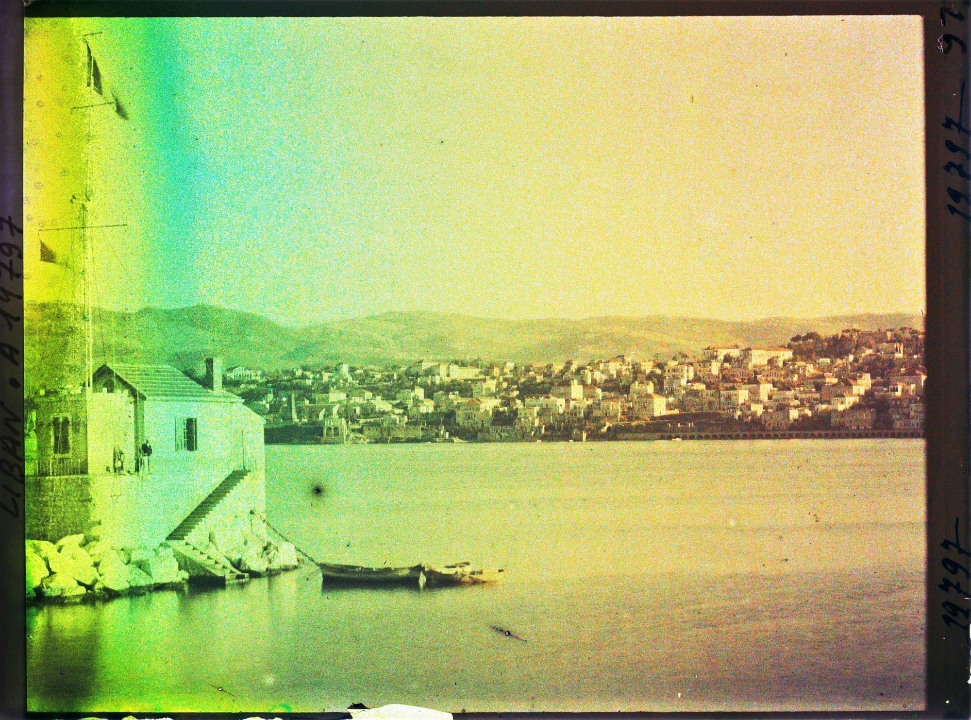 Image représentant L'entrée du port et la ville