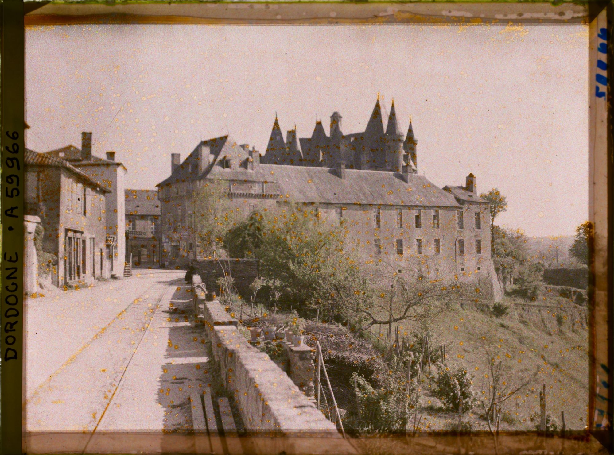 Image représentant France, Jumilhac, Vue du Château prise dans le Village