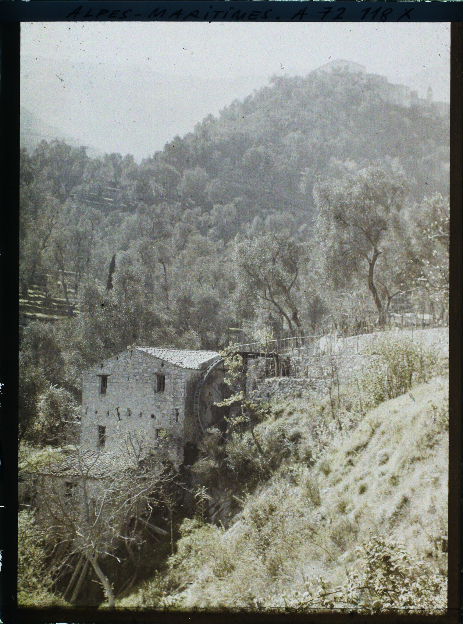 Image représentant Le moulin Schwartz au fond de la Puaille