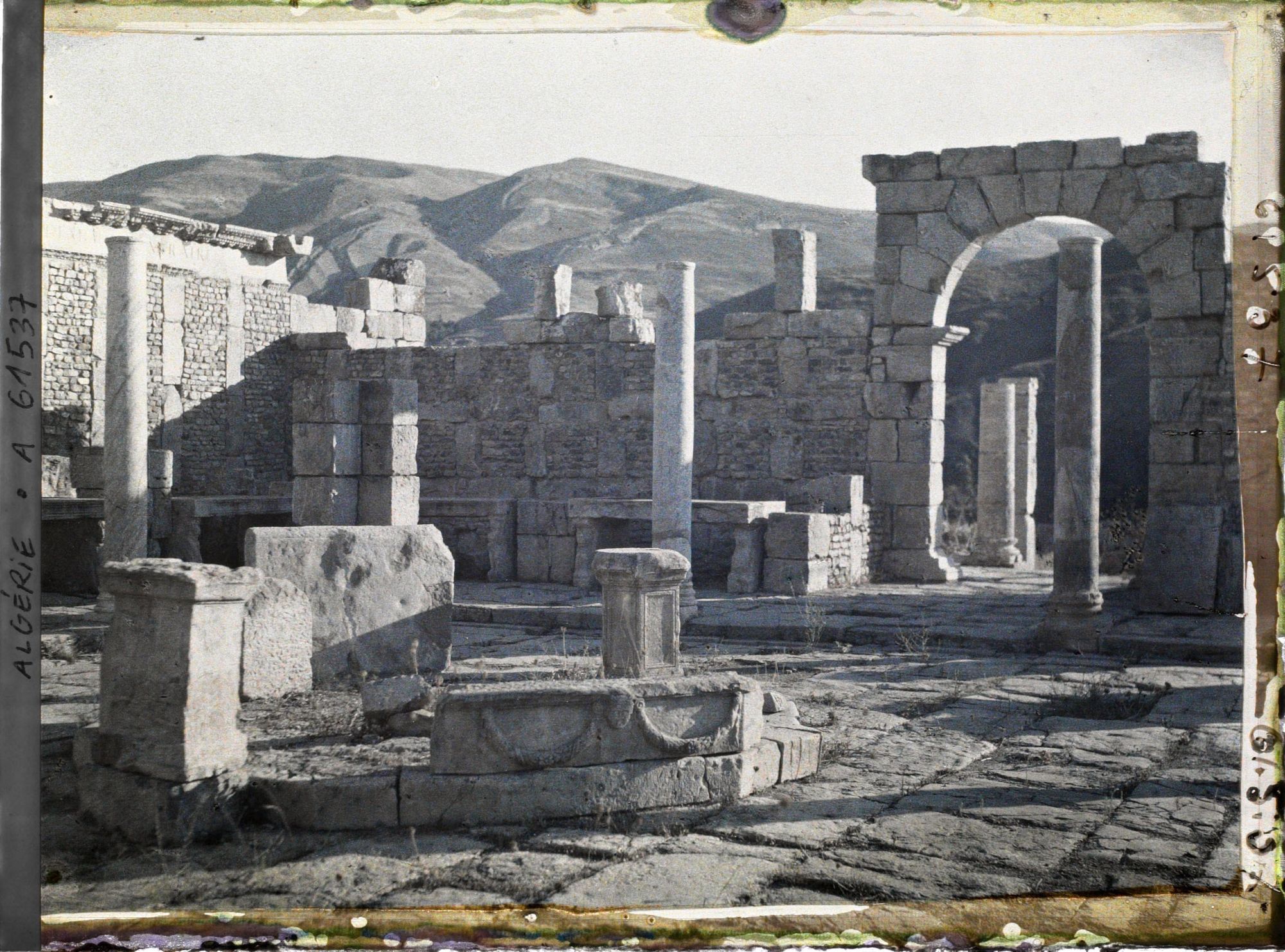 Image représentant Le marché de Cosinius, vestiges de la cité antique Cuicul