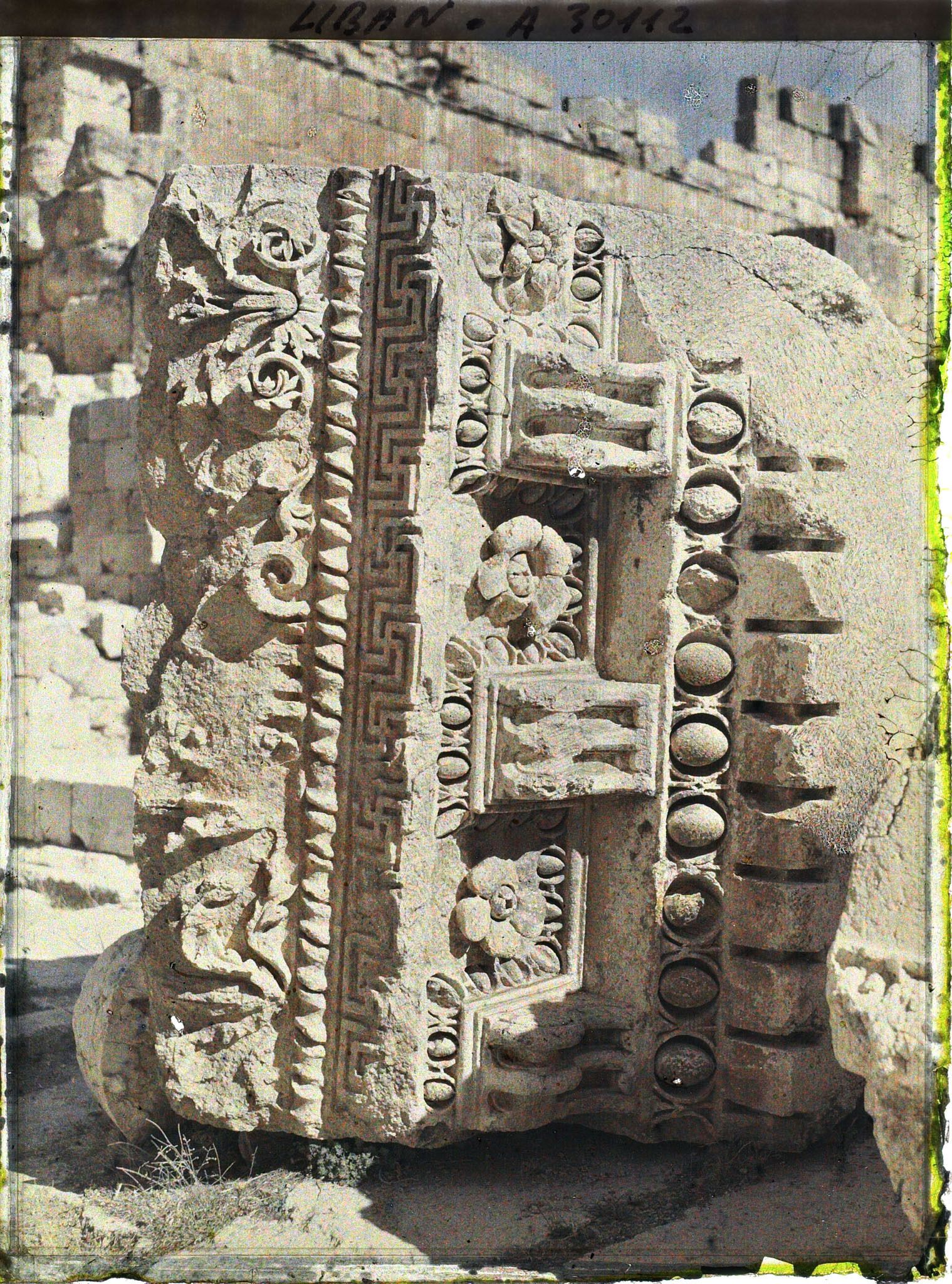 Image représentant Segment à terre d'une corniche du péristyle du Temple dit de Bacchus