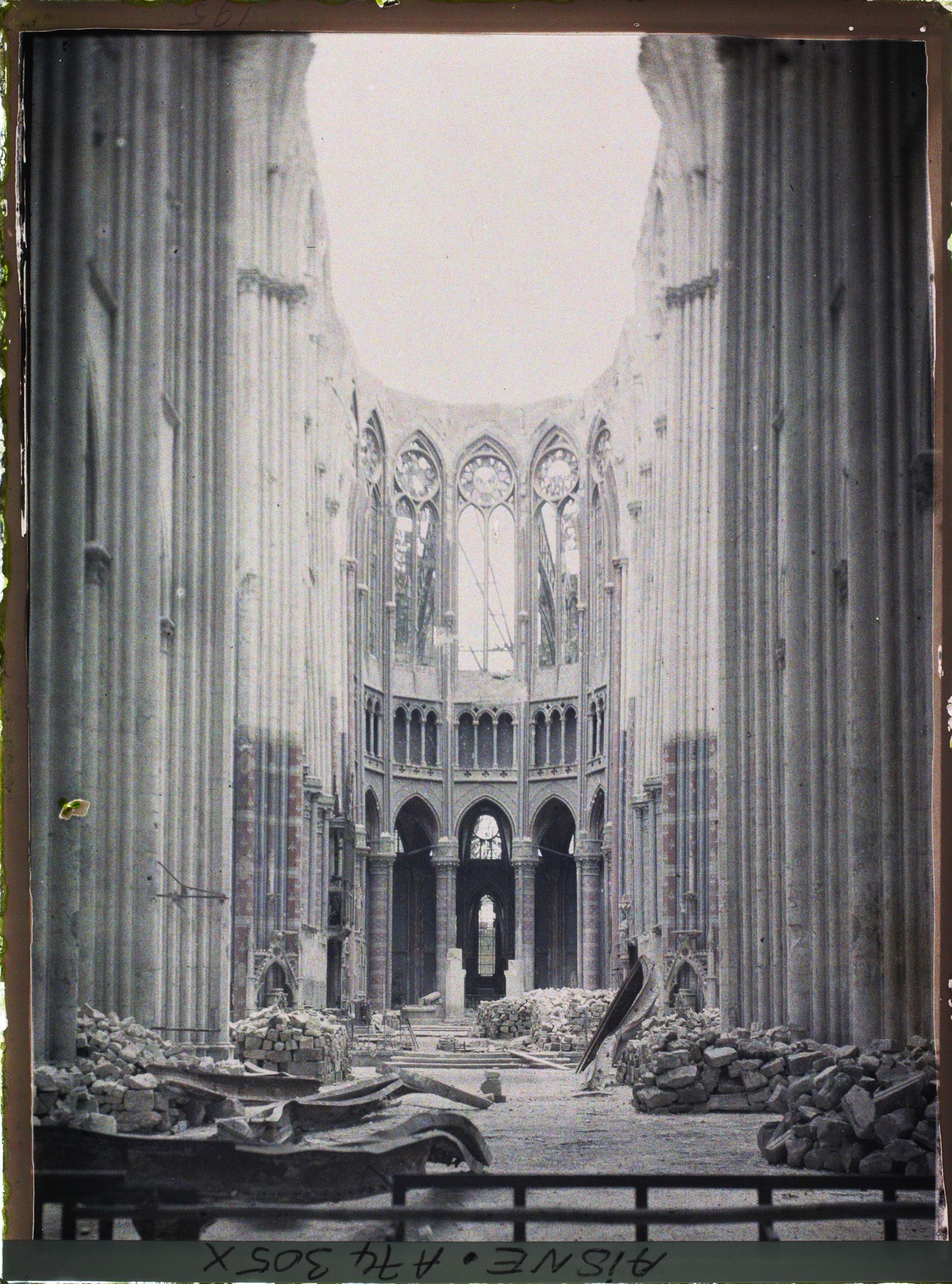 Image représentant La basilique de Saint-Quentin, vue de la nef dont le toit est complètement effondré