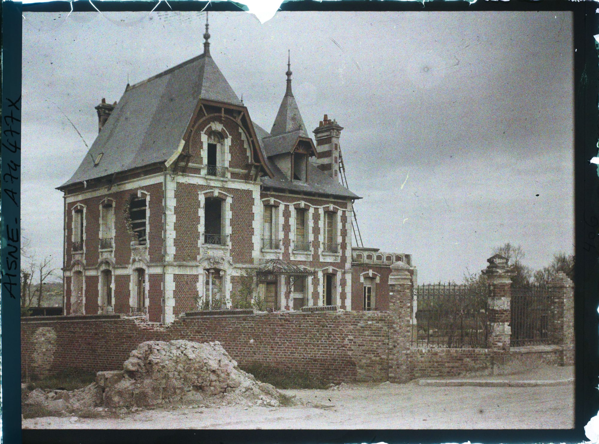 Image représentant L'une des seules maisons restées intactes