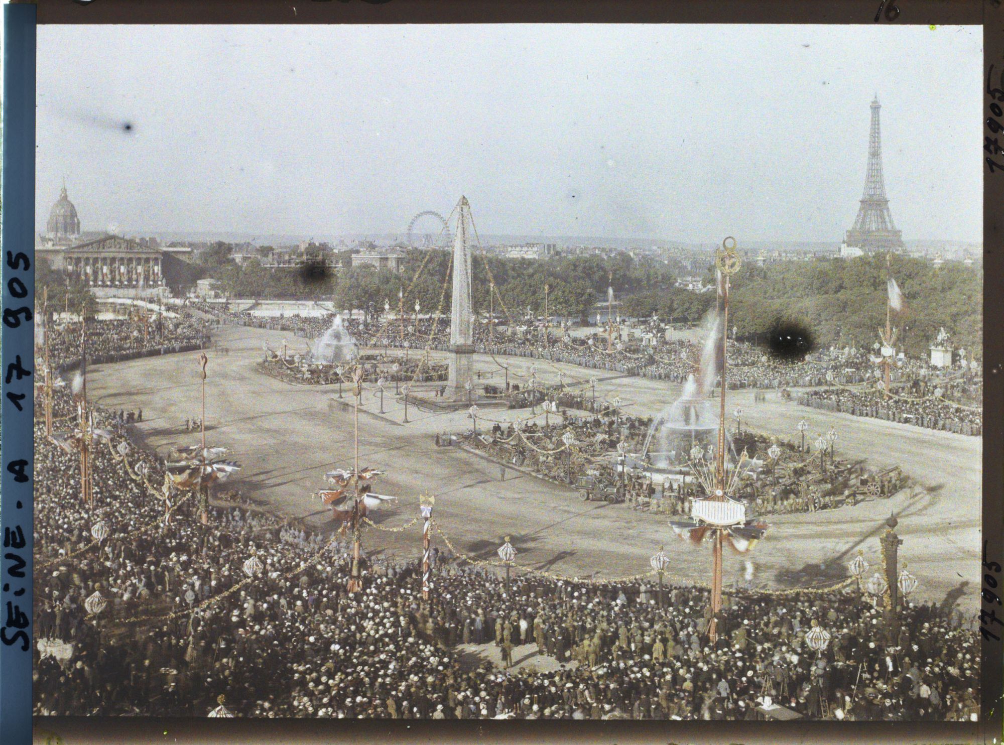 Image représentant La foule place de la Concorde pour le 14 juillet 1919, vue prise depuis le Ministère de la Marine