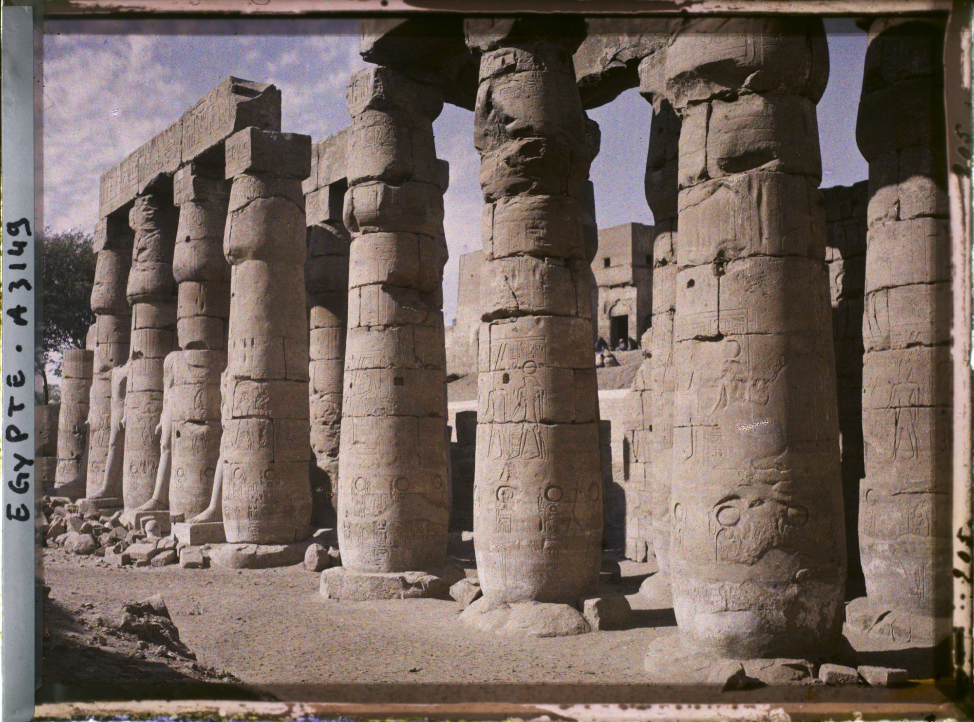 Image représentant Colonnade dans la cour de Ramsès II