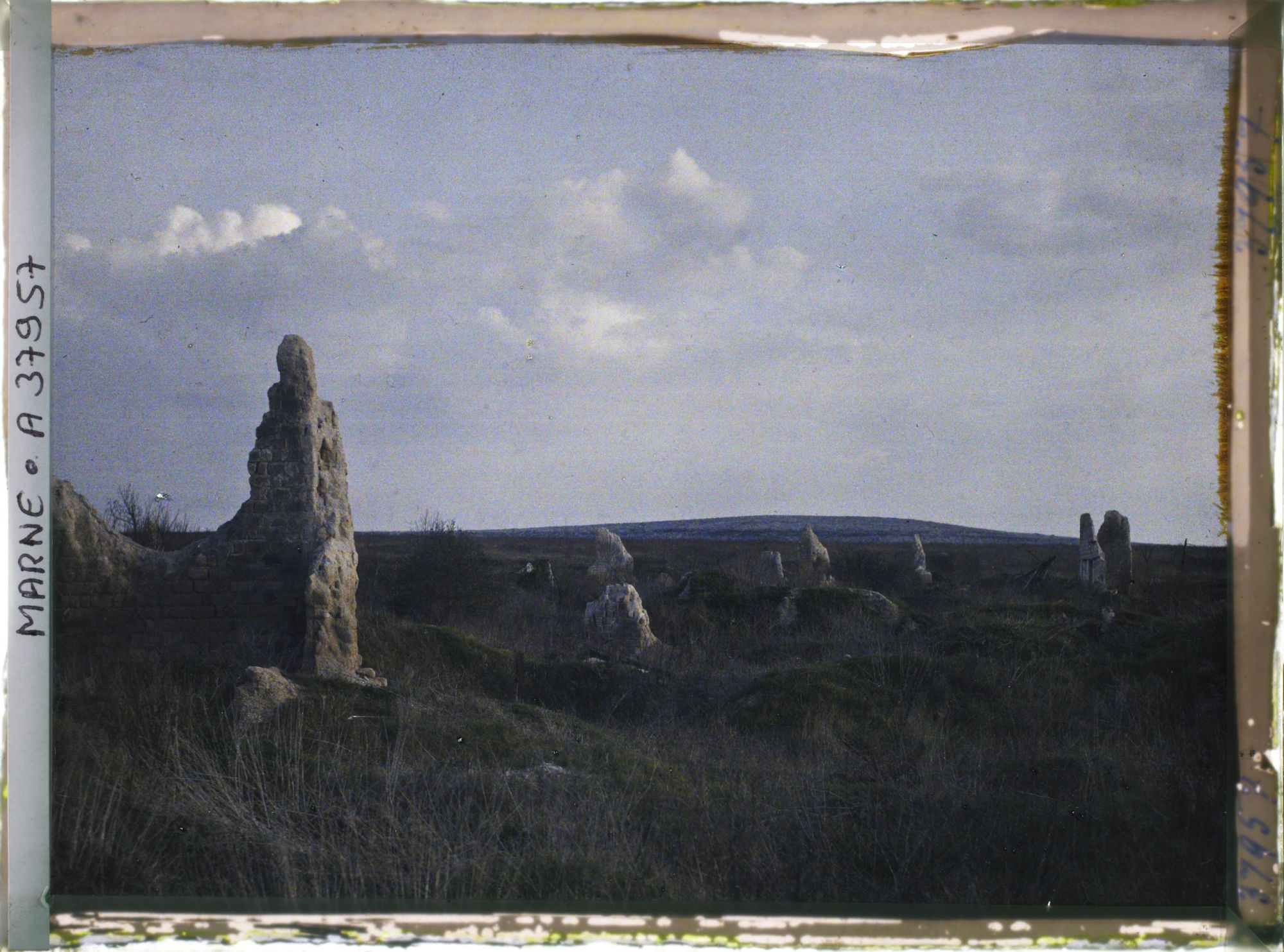 Image représentant France, Nauroy, Les ruines du Village vers le Mont Cornillet Effet du soir