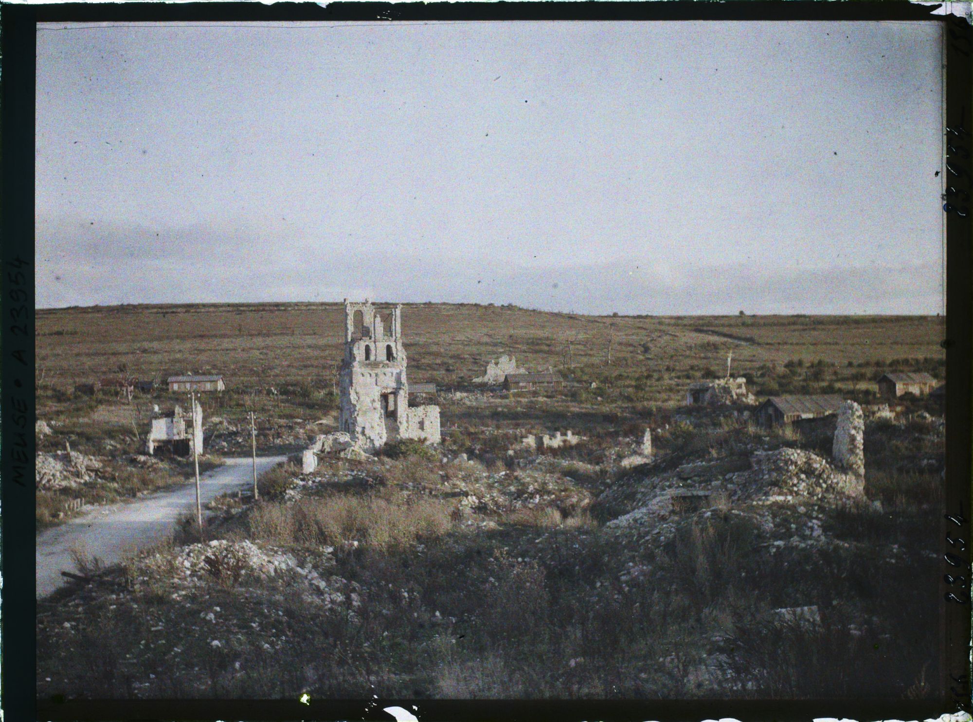 Image représentant France, Esnes, Les environs de l'Eglise d'Esnes