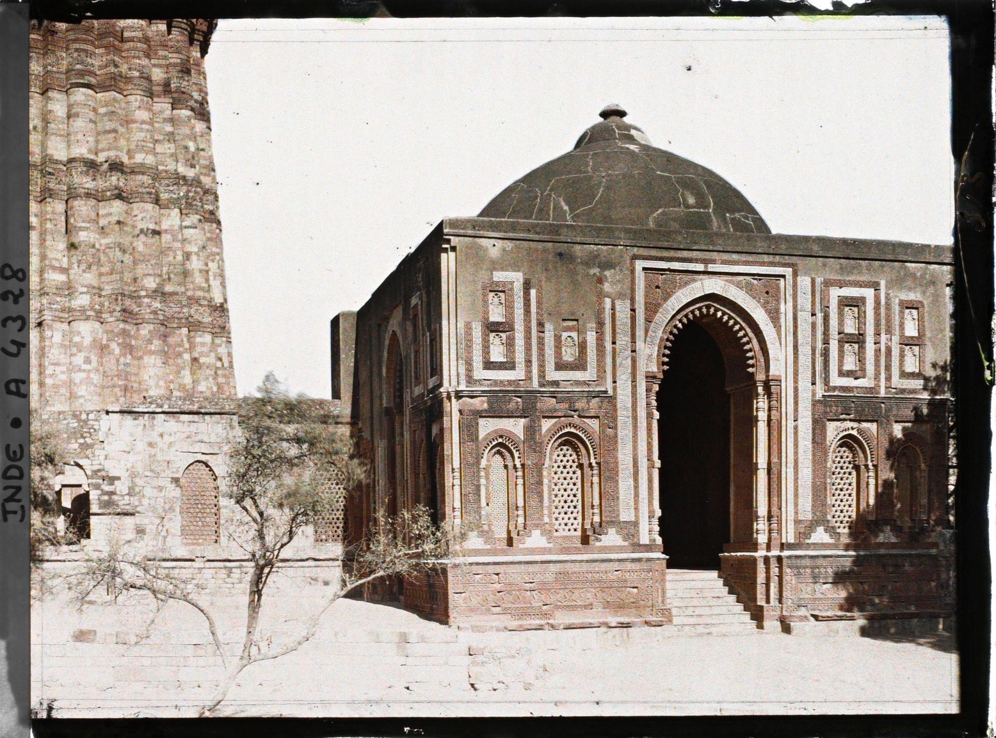Image représentant La porte sud, Alai Darwasa, de la mosquée de Qutb et la base du minaret (Qutb Minar)