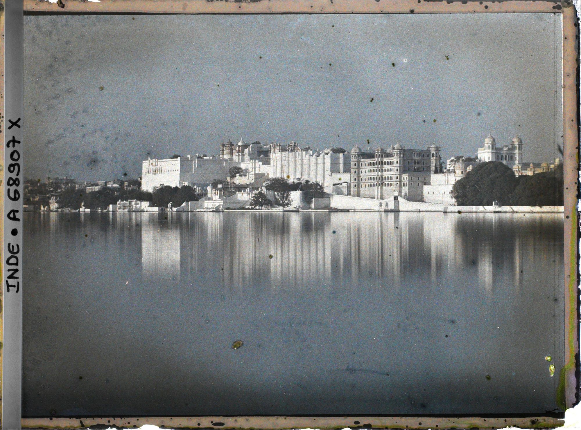 Image représentant Vue générale du palais de la Cité (Raj Mahal) et le lac Pichola au soleil couchant