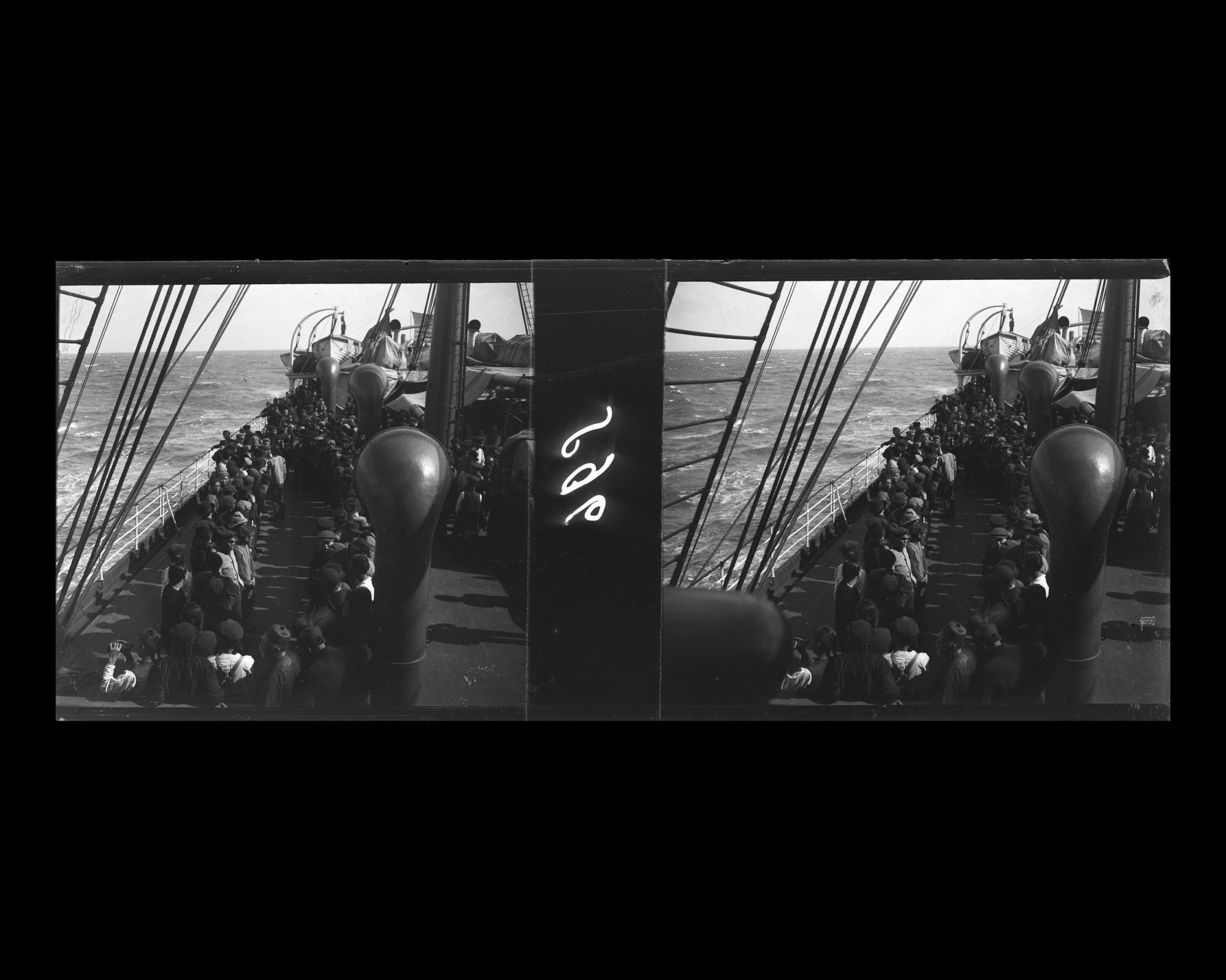 Image représentant Membres d'équipage asiatiques assemblés sur le pont arrière recevant probablement des consignes dant l'attente de l'arrivée à Honolulu